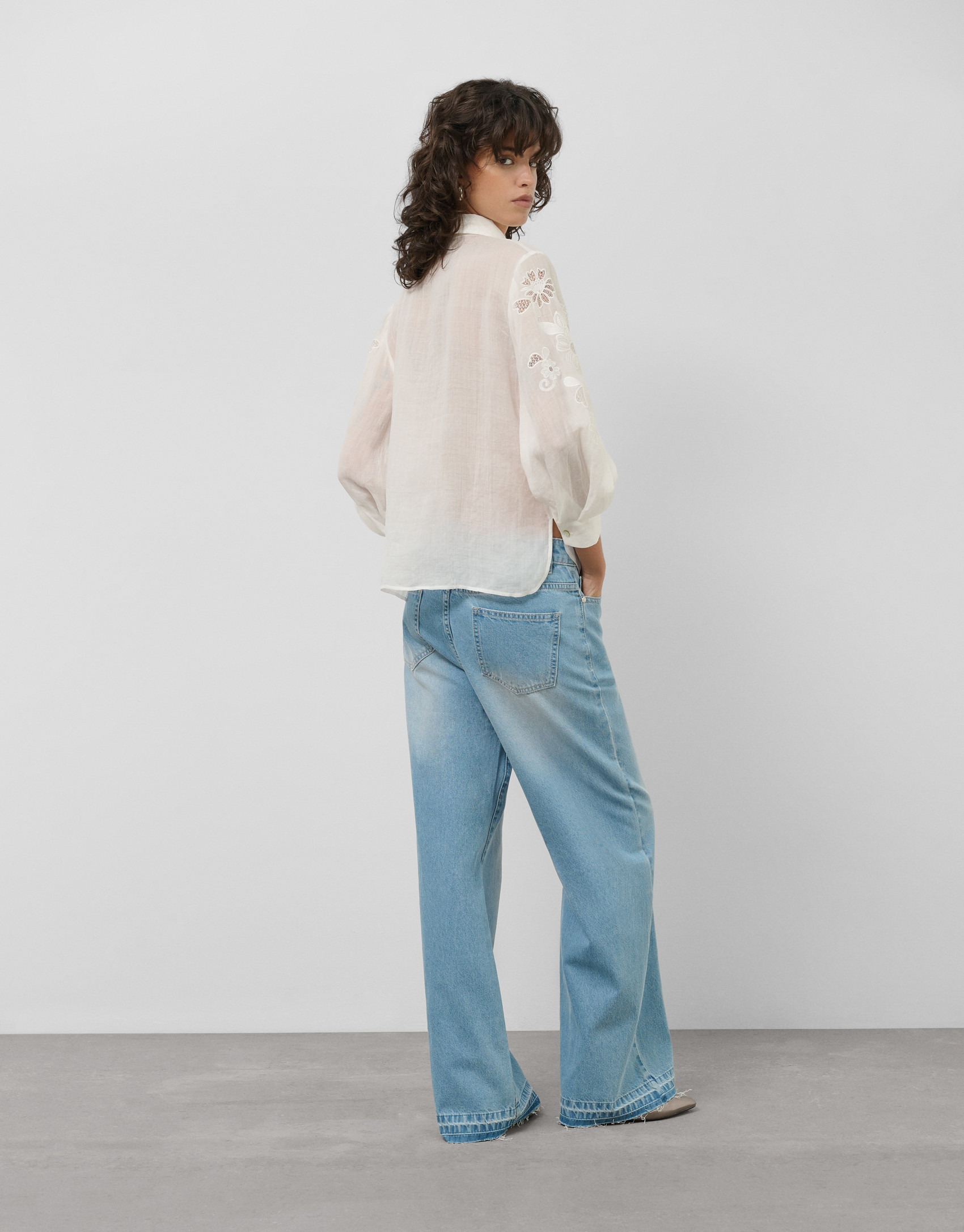 Blusa oversize ramio blanco con bordado - Mujer | Roberto Verino