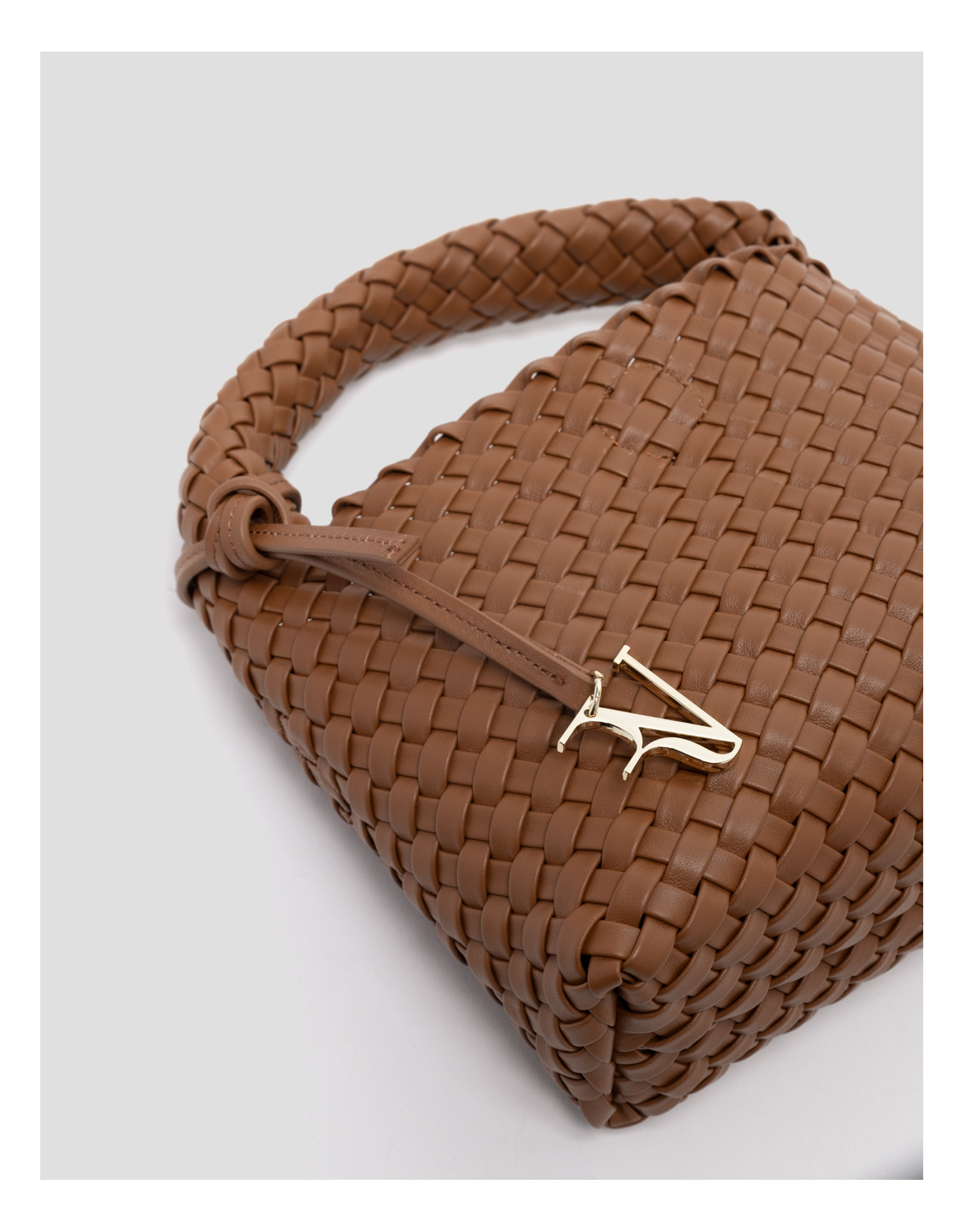 Tan Paula Clutch bag with braided leather  | Roberto Verino