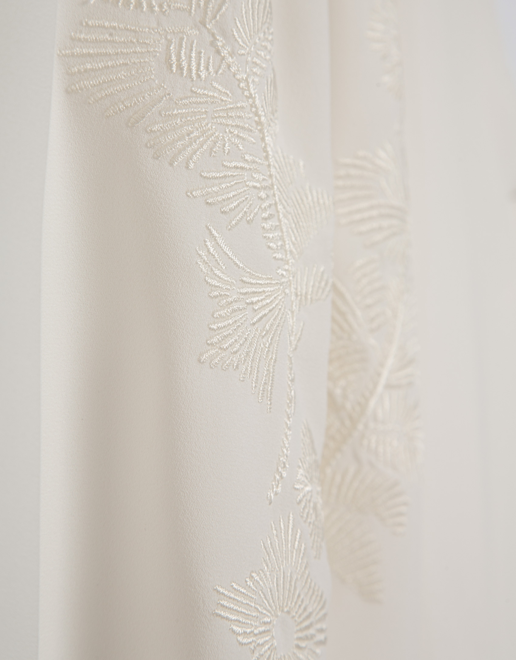 Beige fluid knit top with floral embroidery | Roberto Verino