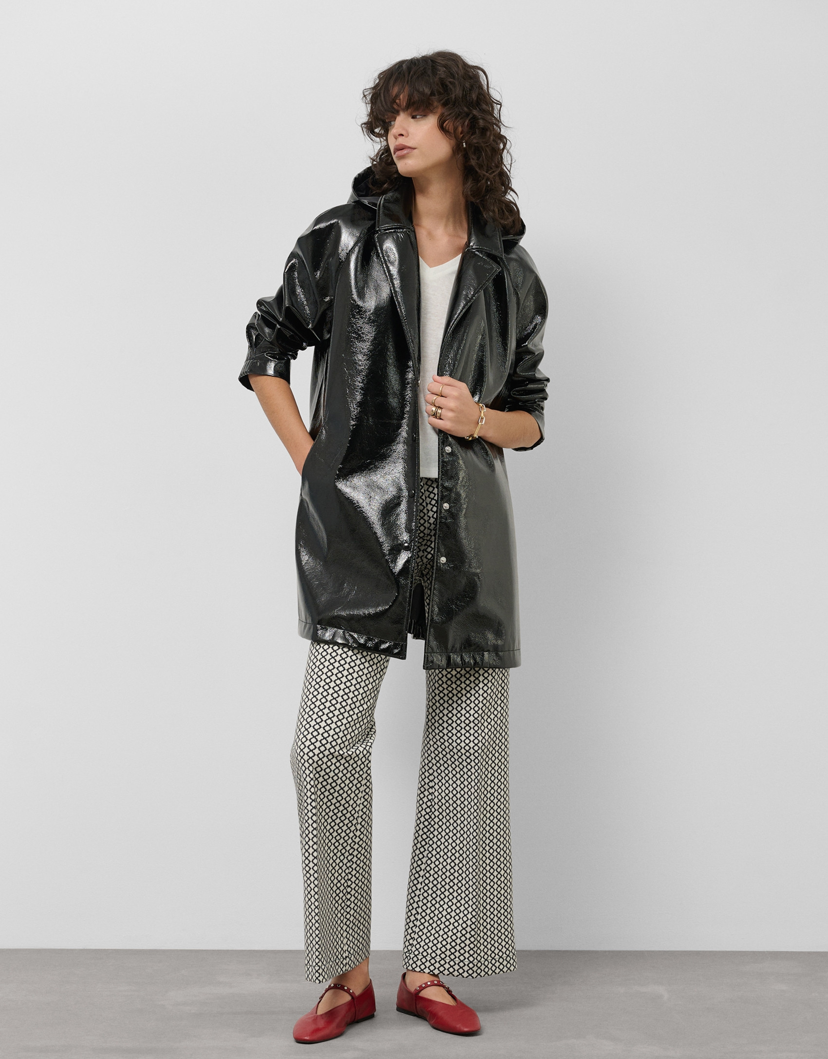 Trench tejido técnico acabado charol negro