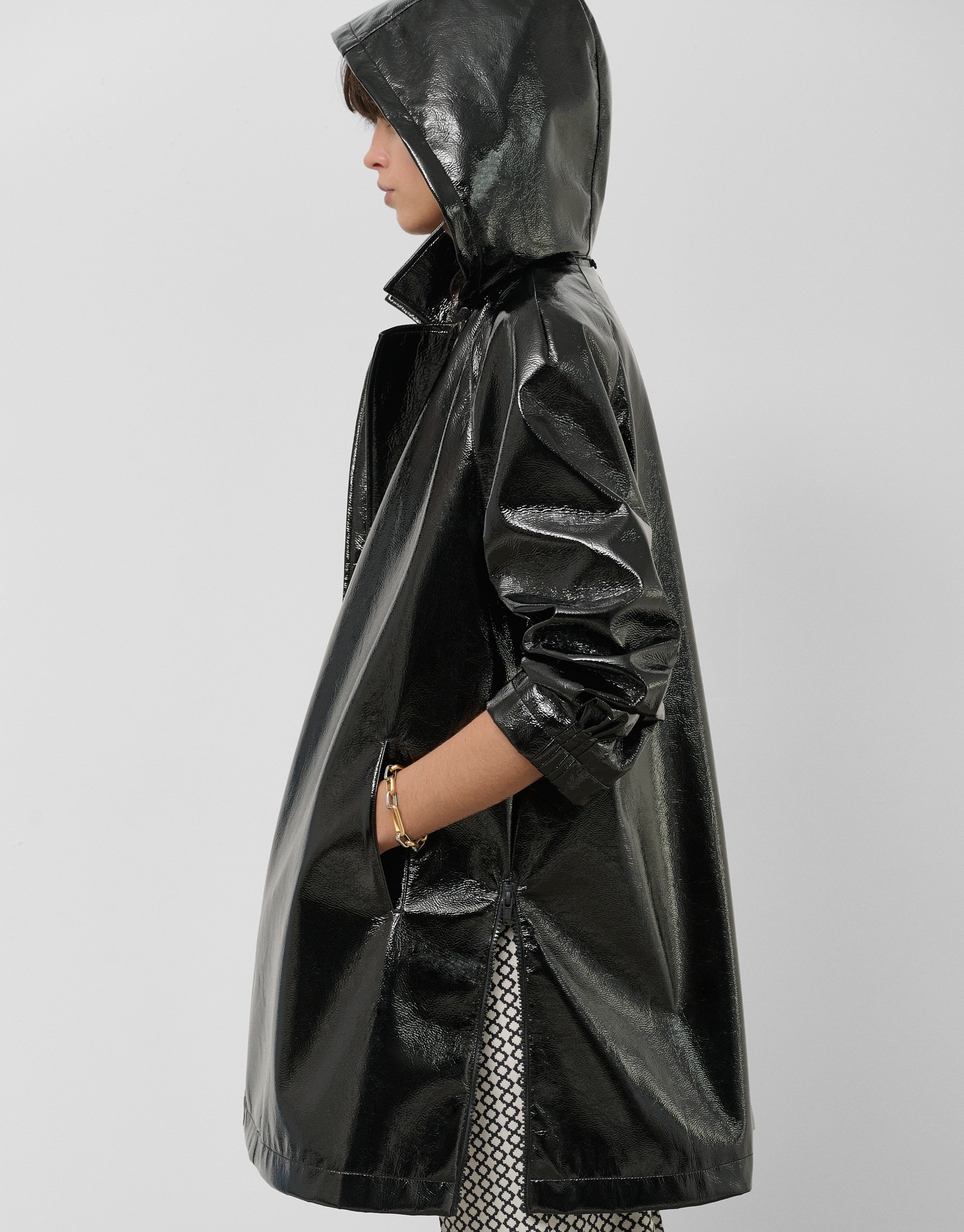 Trench tejido técnico acabado charol negro
