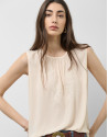 Top tejido fluido beige con bordado floral | Roberto Verino