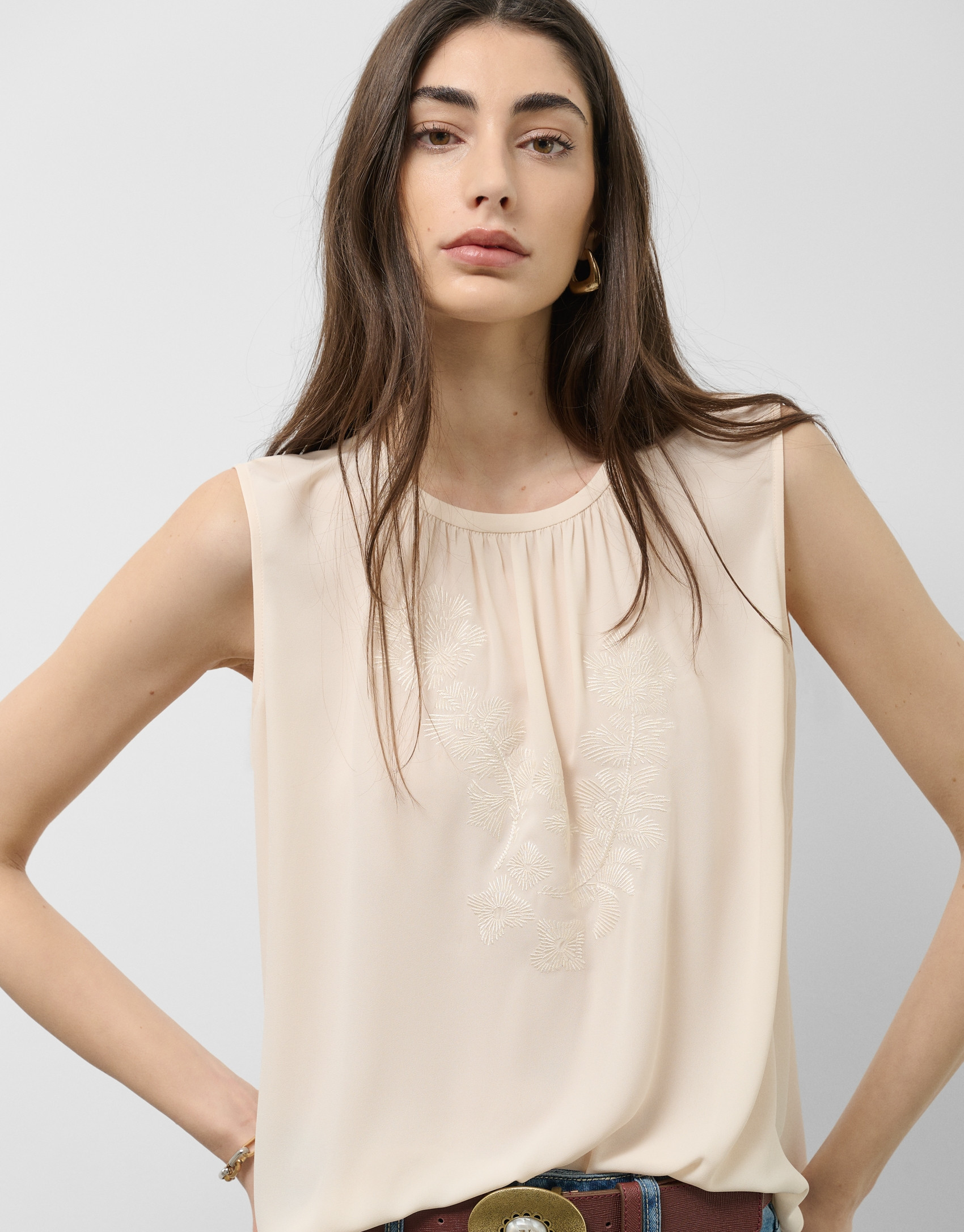 Top tejido fluido beige con bordado floral | Roberto Verino