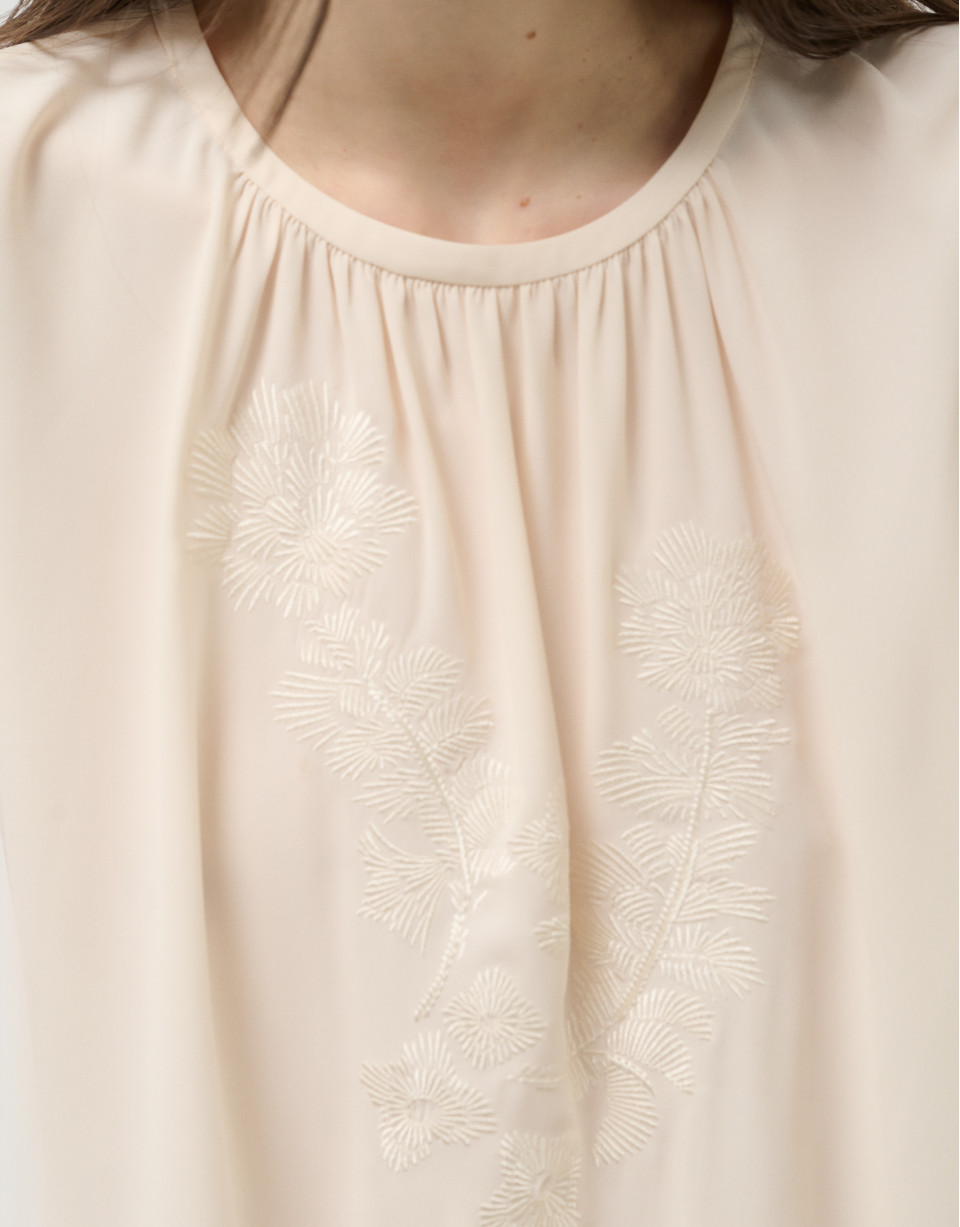 Top tejido fluido beige con bordado floral | Roberto Verino