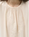 Top tejido fluido beige con bordado floral | Roberto Verino