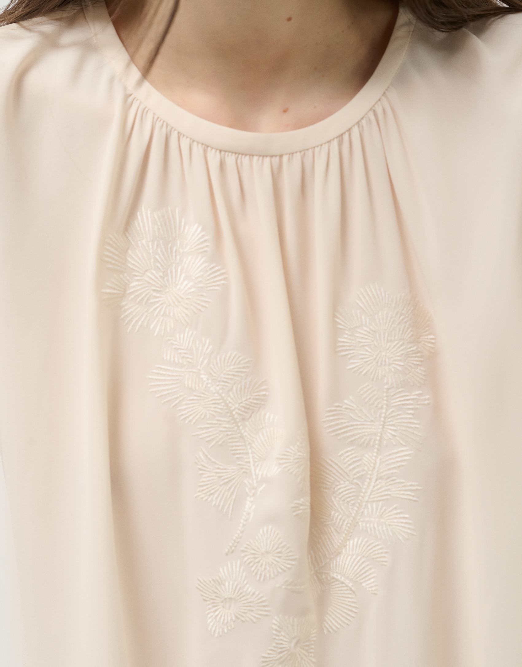 Top tejido fluido beige con bordado floral | Roberto Verino