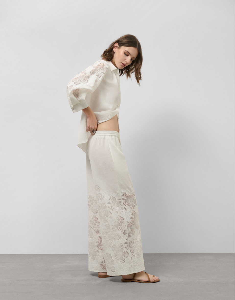 Palazzo pants with floral design in white devoré | Roberto Verino