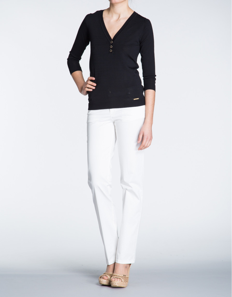 Jersey cuello pico negro.