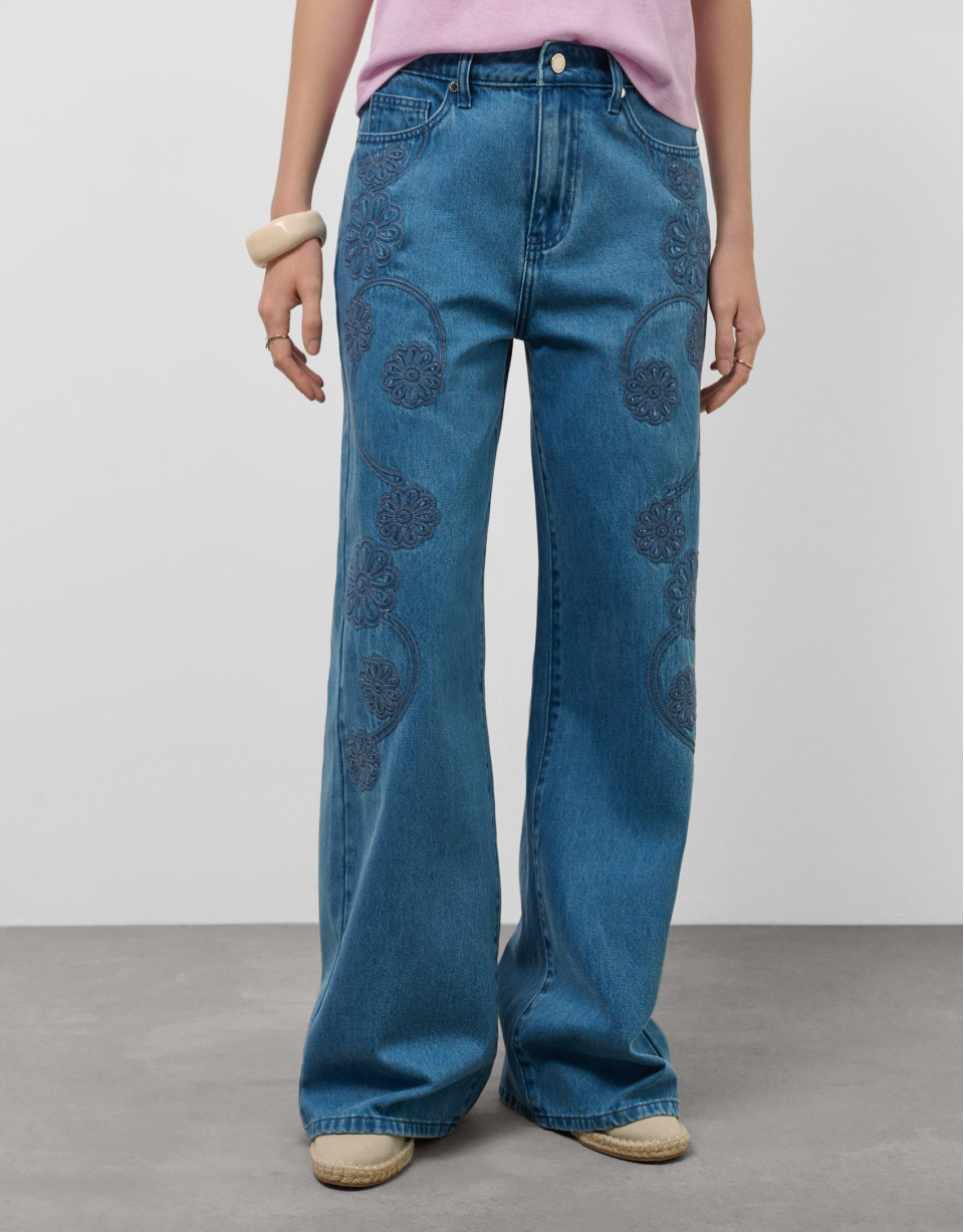 Pantalón vaquero ancho azul con bordados ... | Roberto Verino
