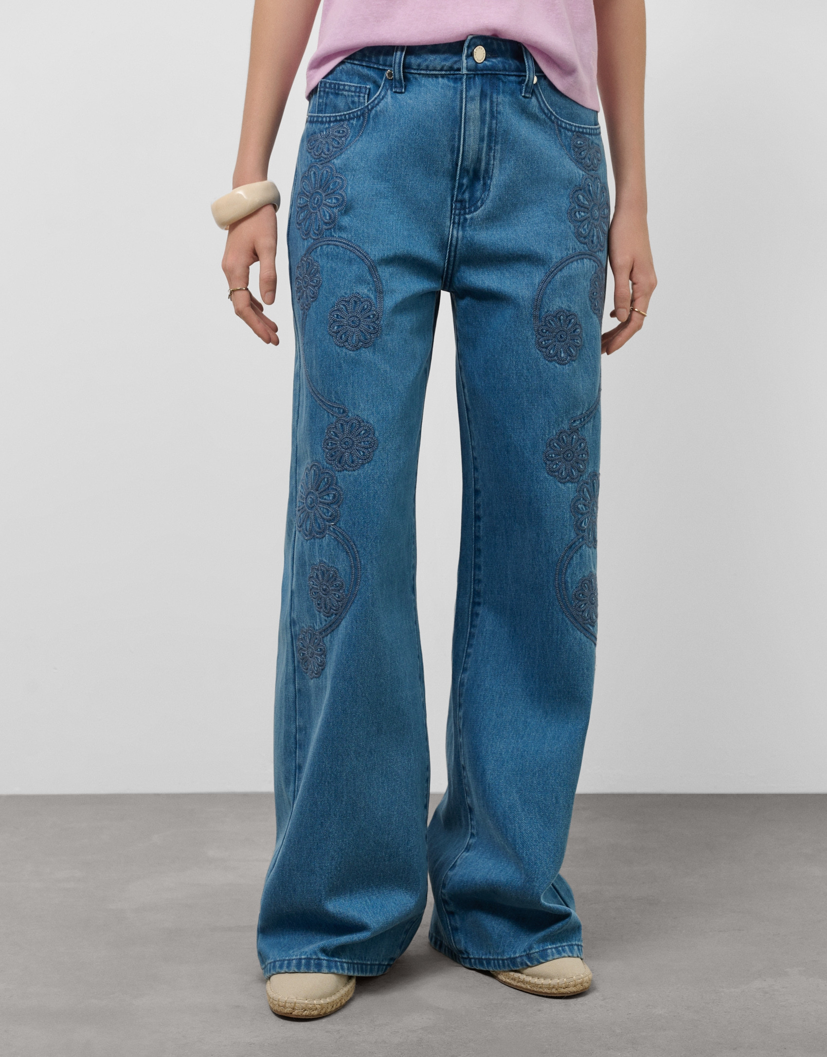 Blue wide denim pants with floral embroidery | Roberto Verino