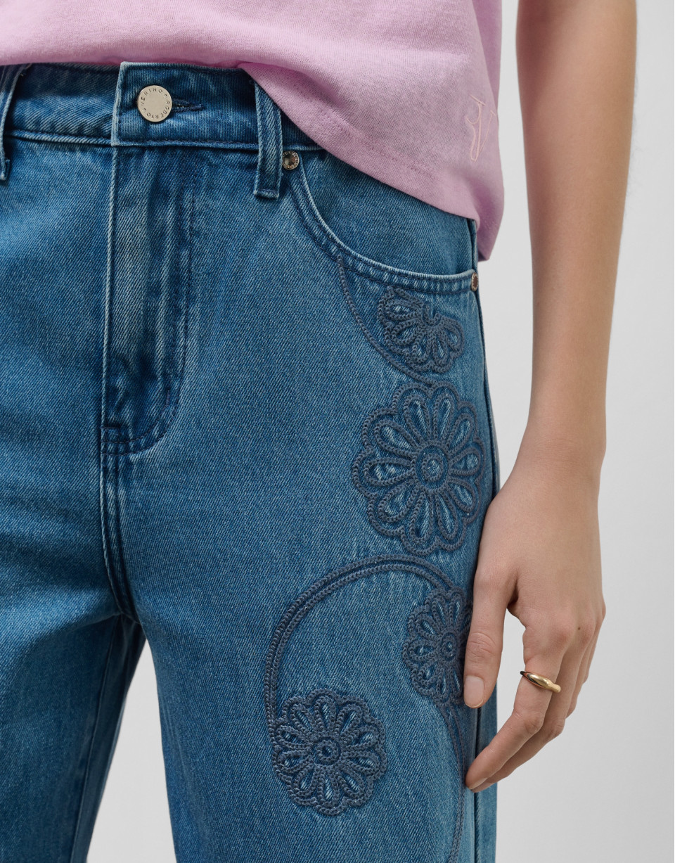 Pantalón vaquero ancho azul con bordados ... | Roberto Verino