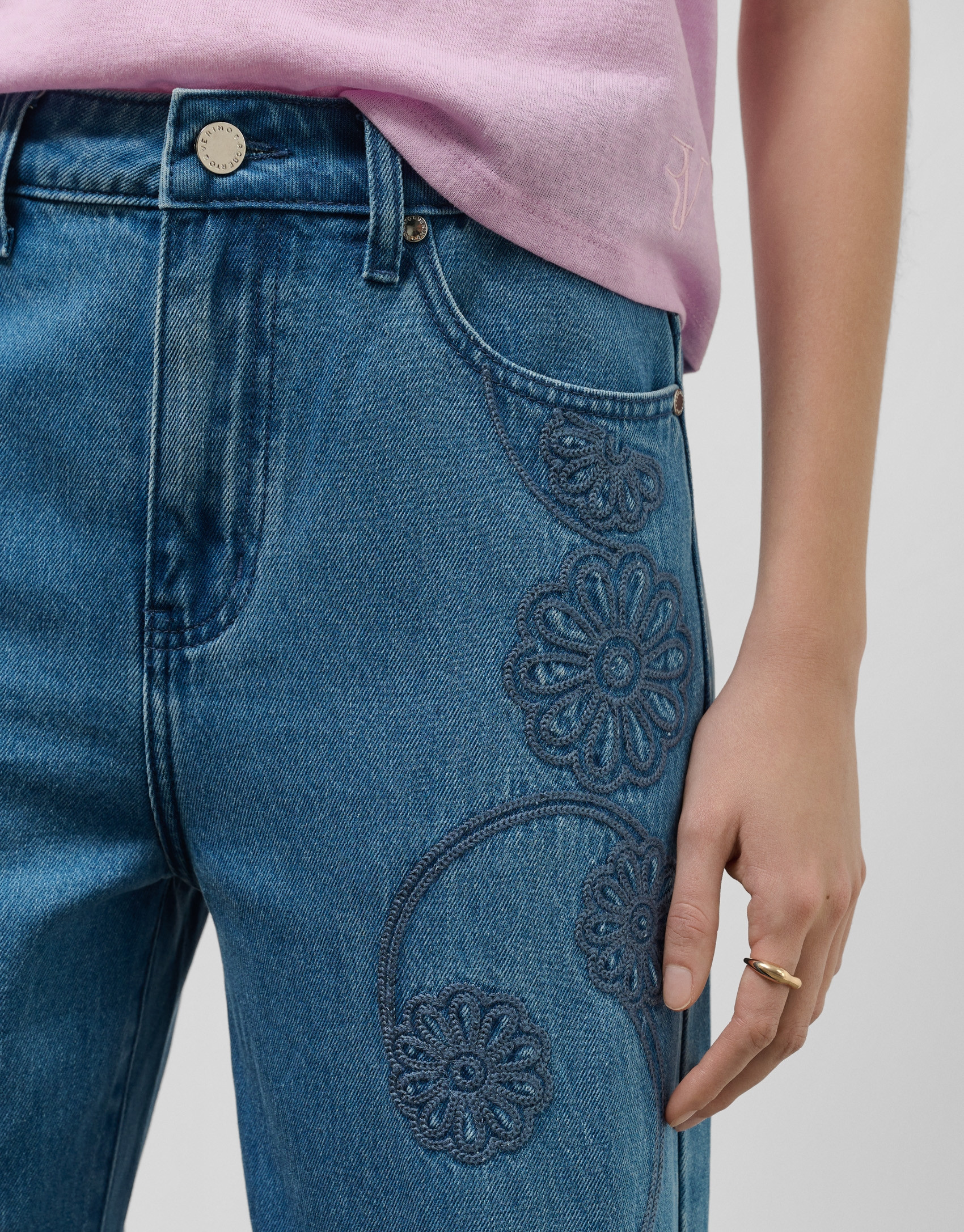 Blue wide denim pants with floral embroidery | Roberto Verino
