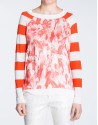 Camiseta lino con estampado coral y franjas.