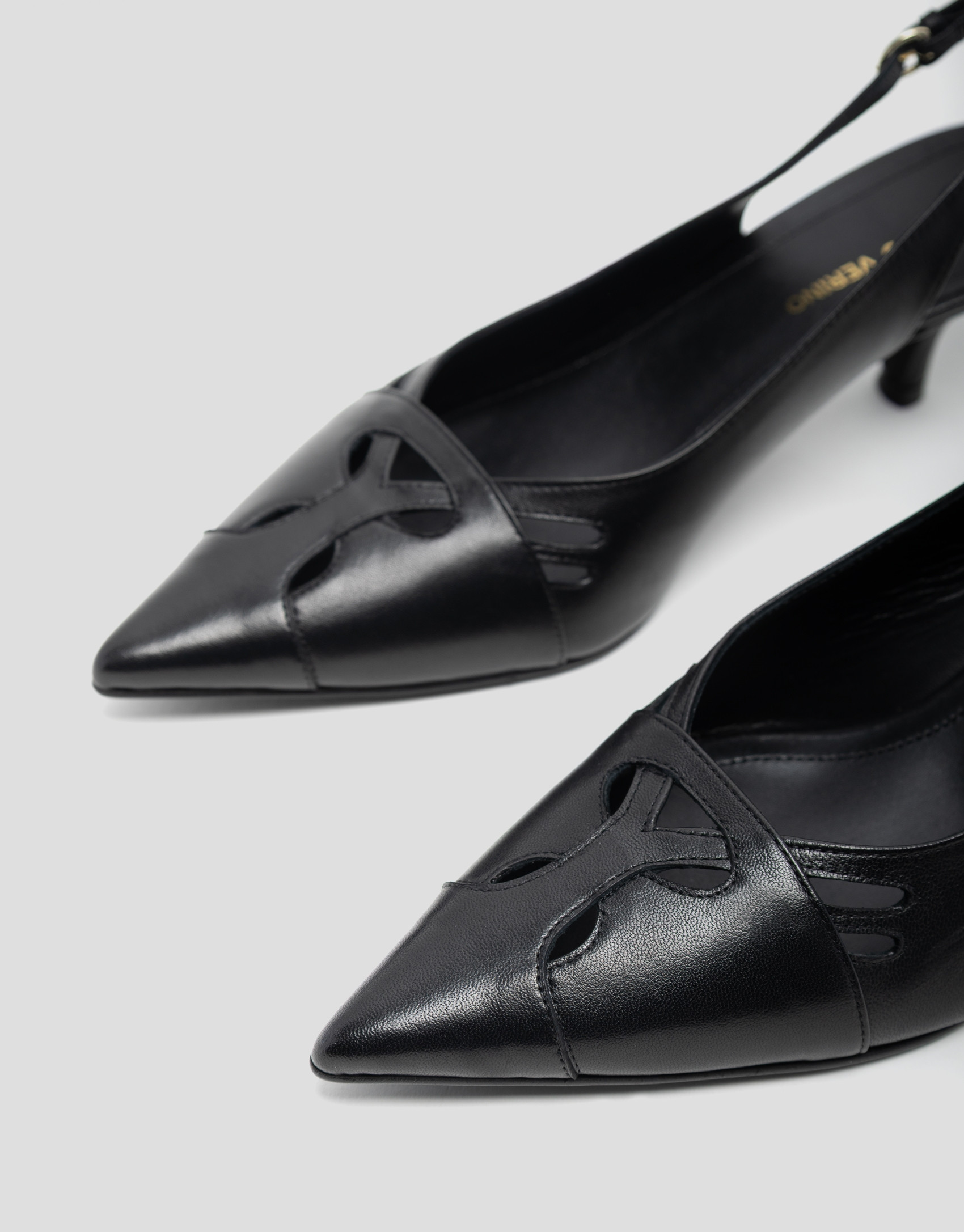 Zapato salón destalonado piel negra con cortes