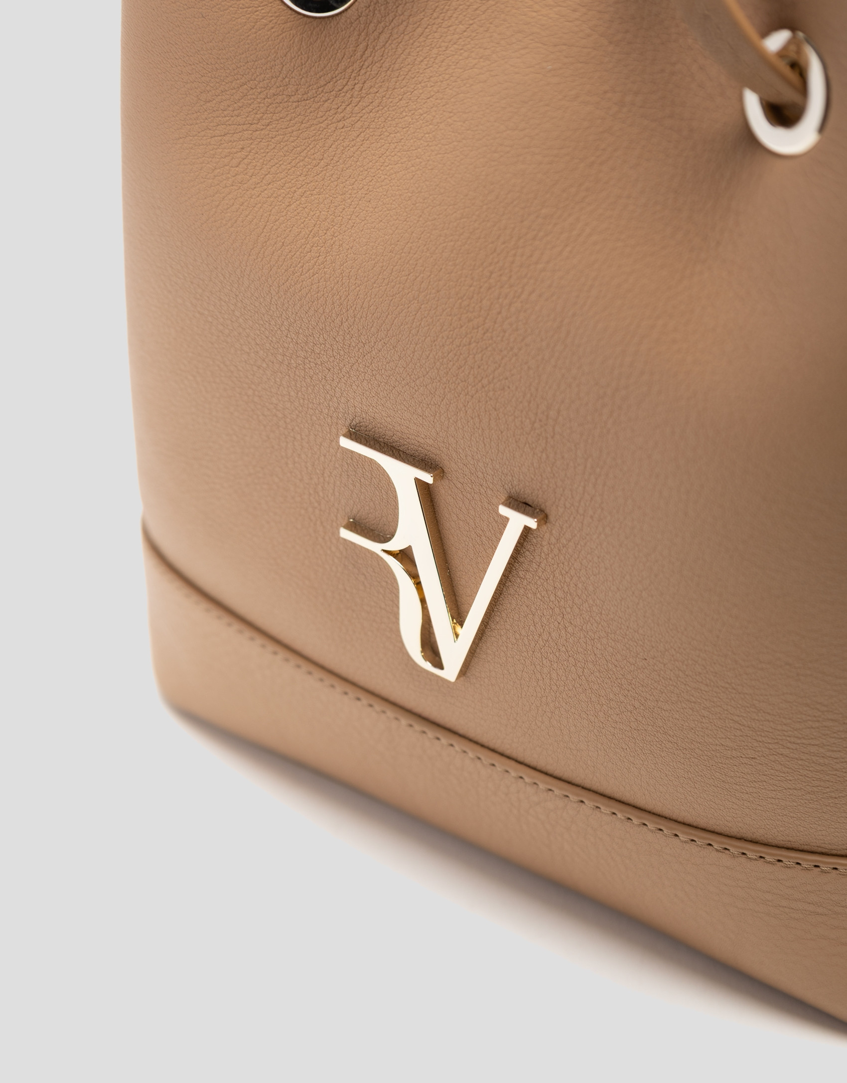 Valentina Bucket handbag in camel leather | Roberto Verino
