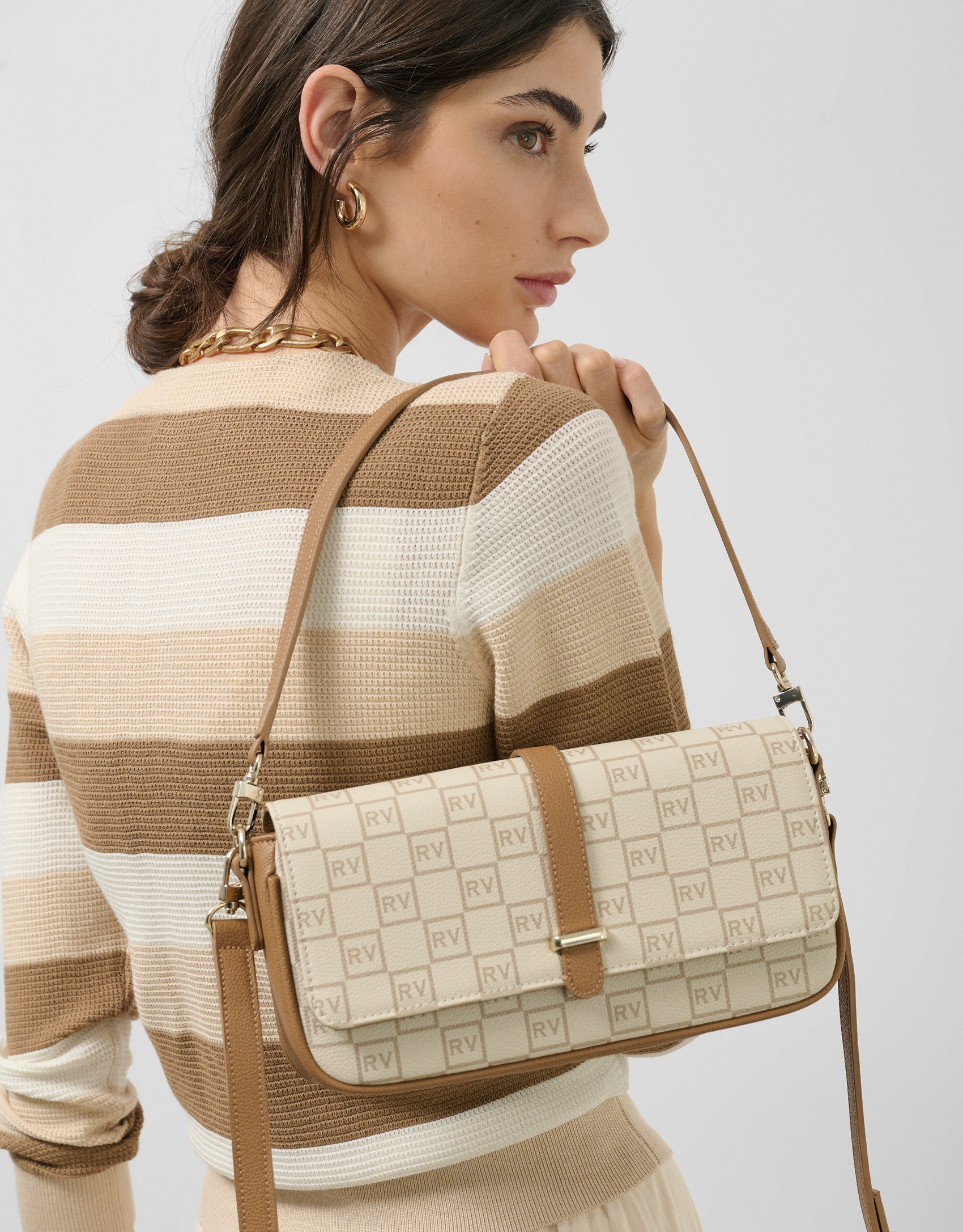 Cream colored baguette Gala bag with RV logos | Roberto Verino