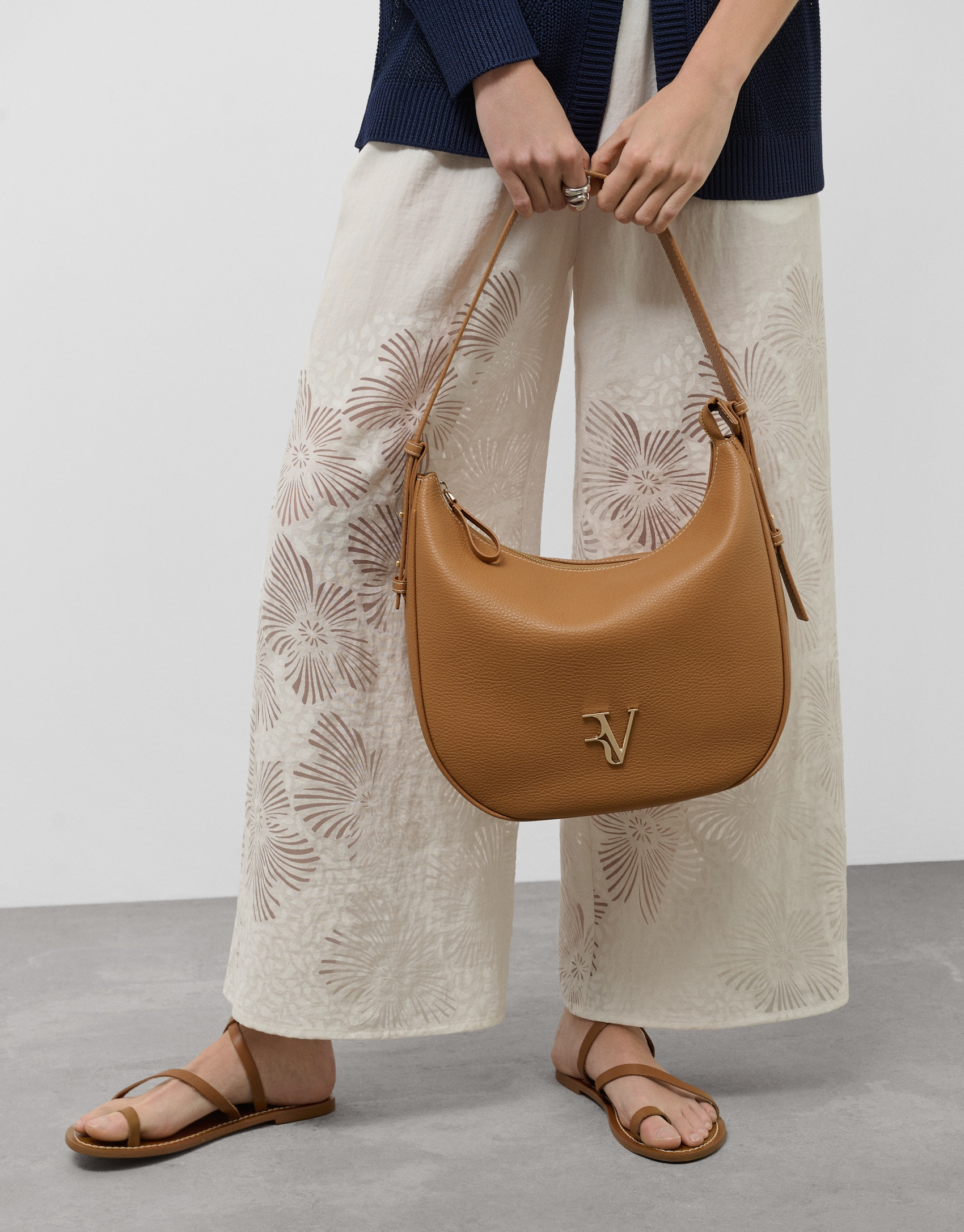 Bolso de hombro Cuca Hobo piel granulada cámel | Roberto Verino