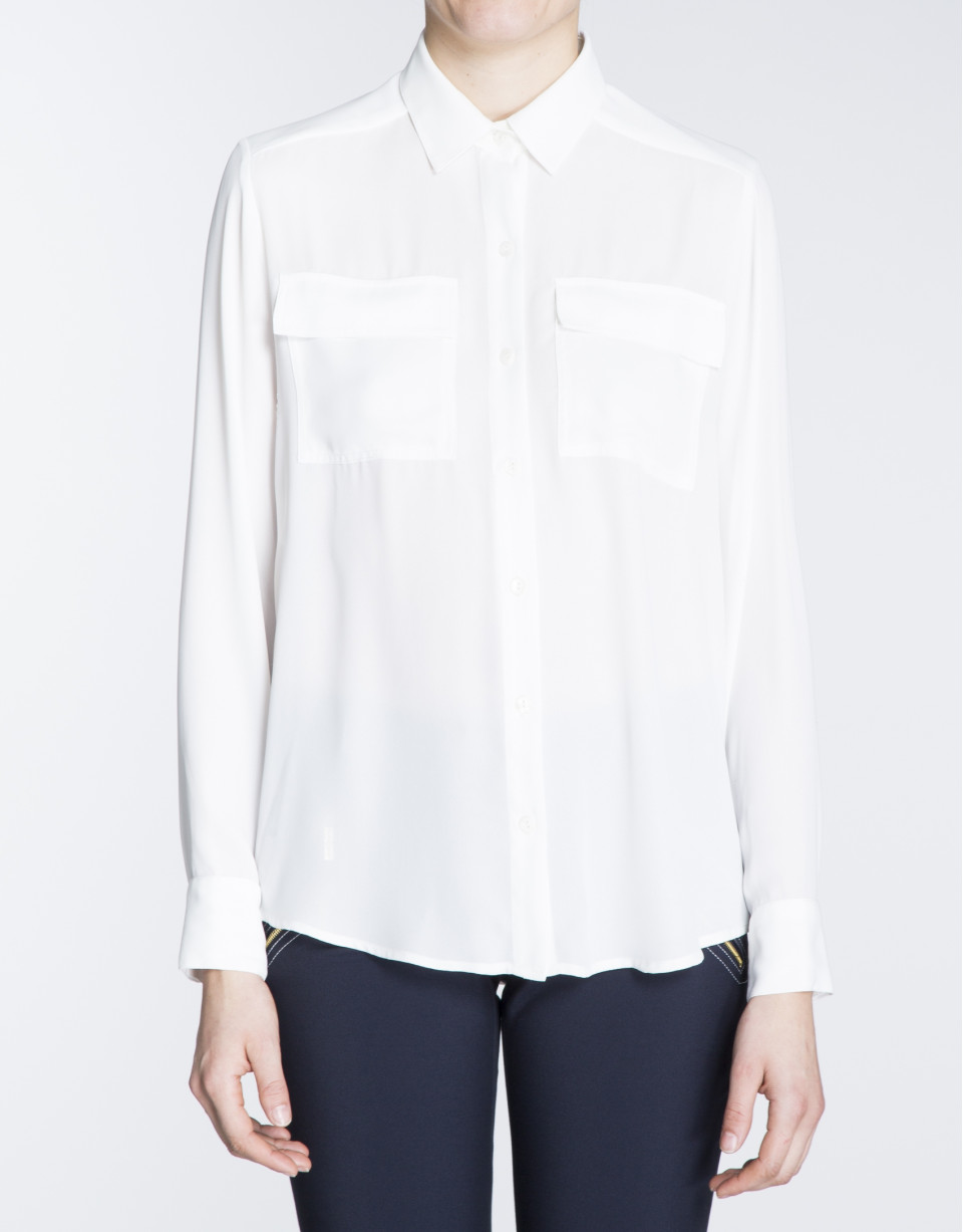 Camisa blanca de manga larga con bolsillos en delantero.