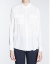 Camisa blanca de manga larga con bolsillos en delantero.
