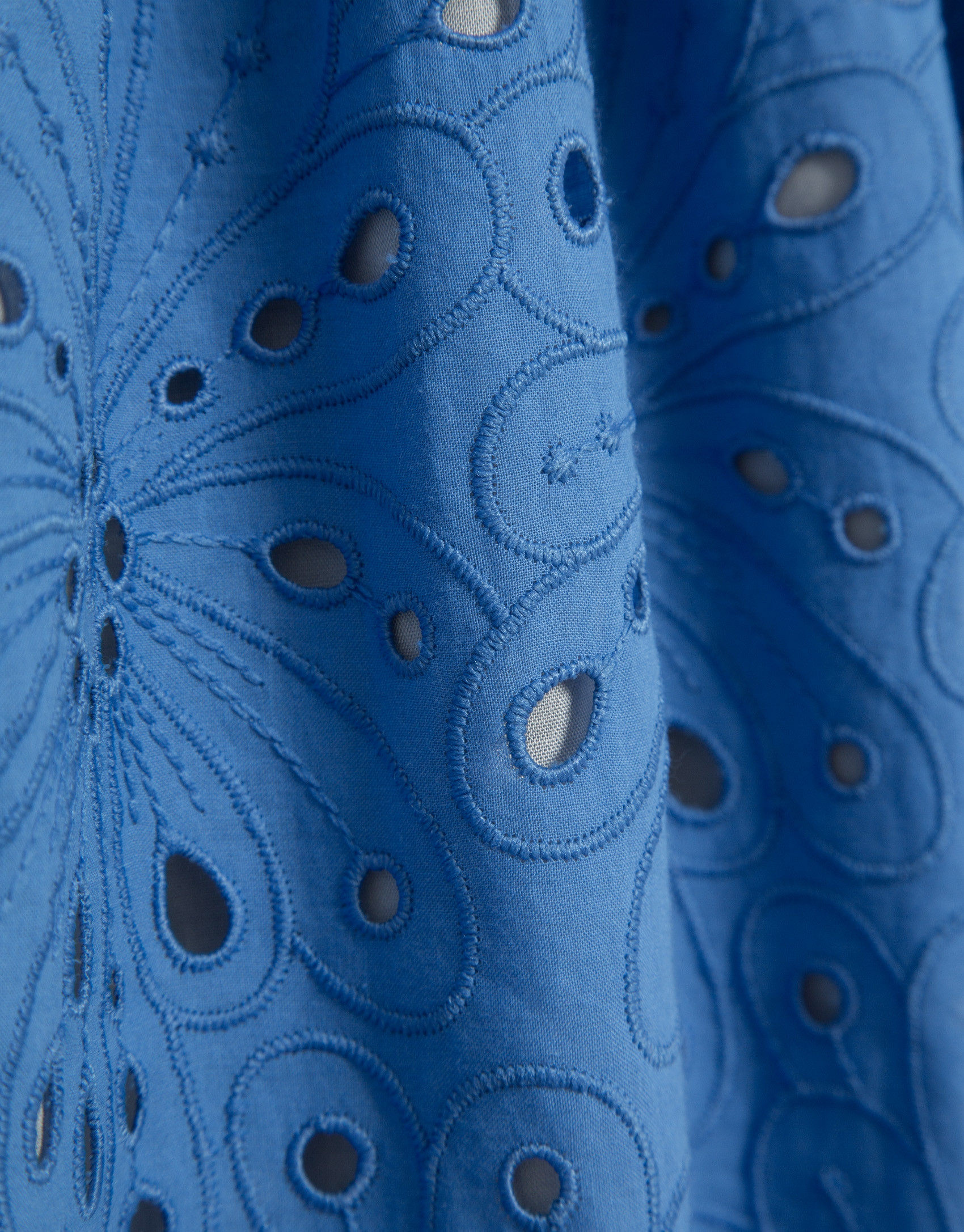 Vestido midi tirantes bordado suizo azul | Roberto Verino