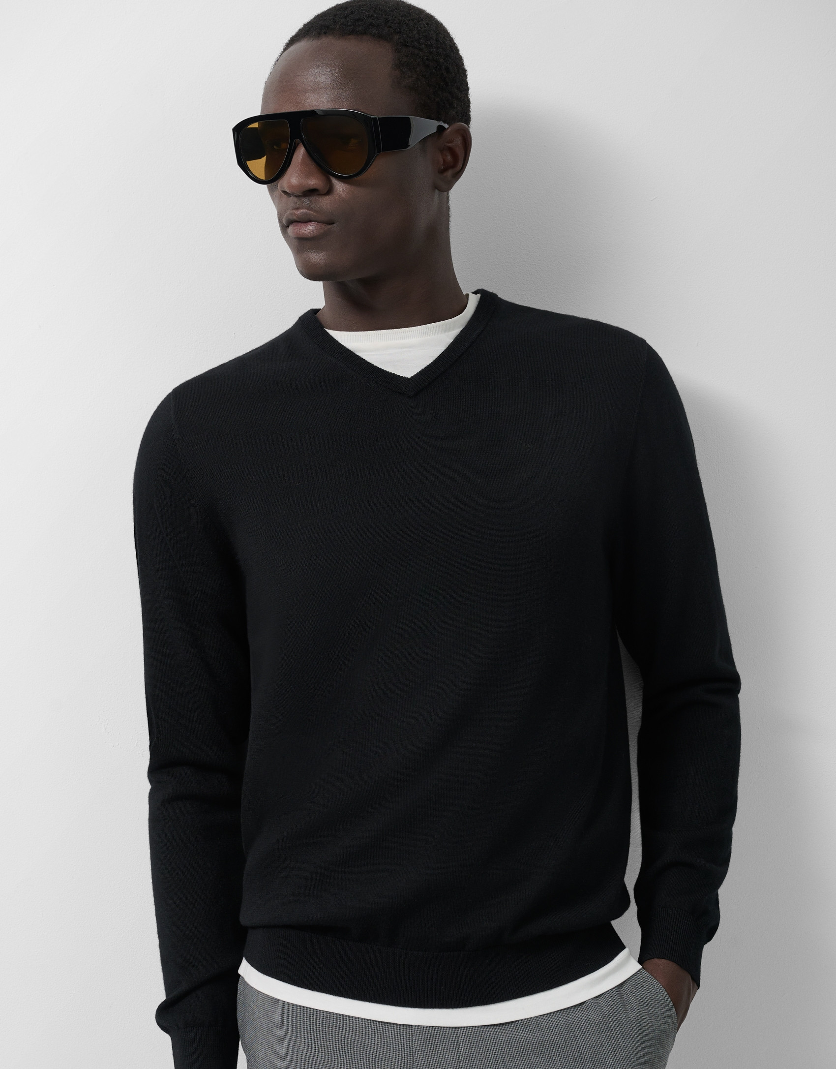 Black wool sweater with V-neck - Man - SS2025 | Roberto Verino