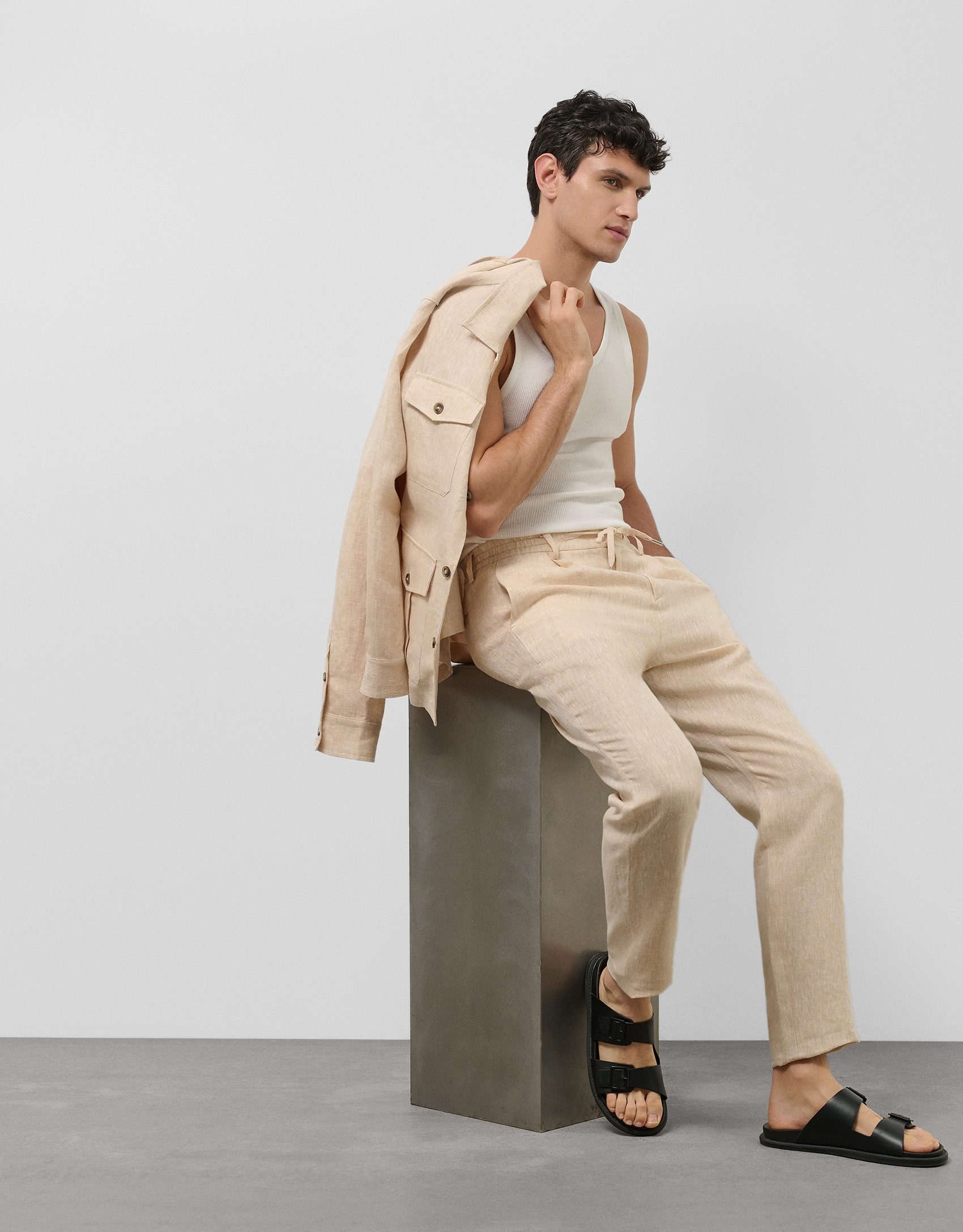 Pantalón pinzas lino color beige - Hombre | Roberto Verino