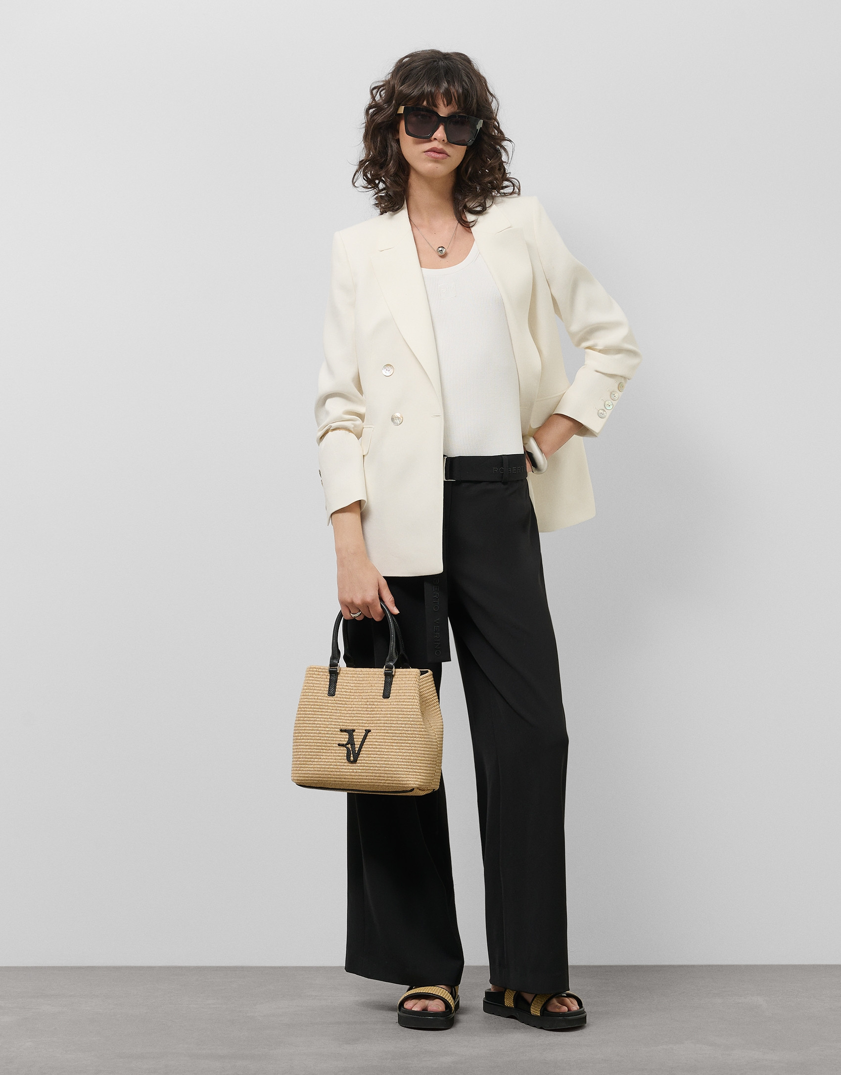 Pantalón ancho fluido twill negro con cinturón | Roberto Verino