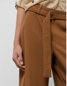 Pantalón ancho fluido twill marrón con cinturón | Roberto Verino