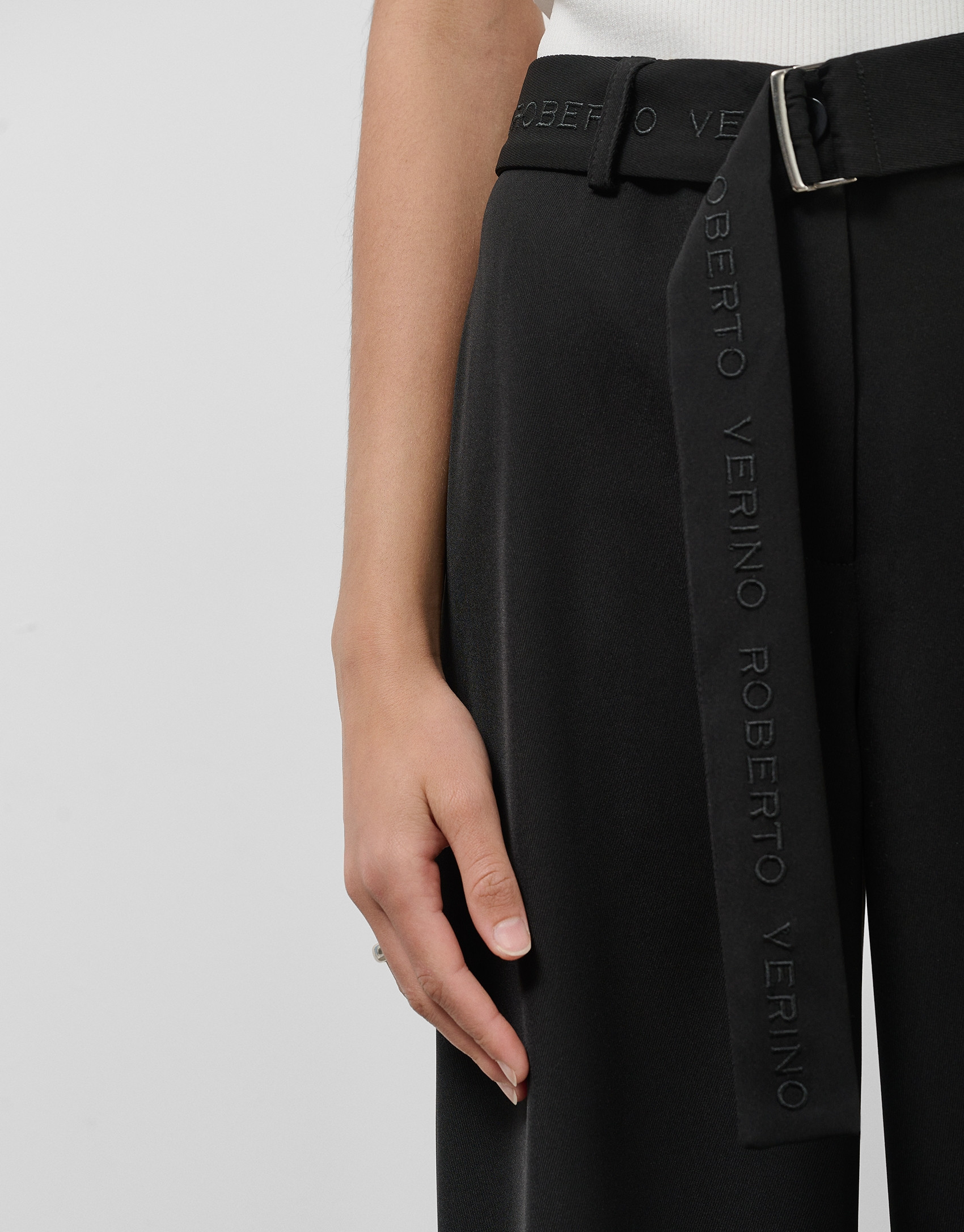 Pantalón ancho fluido twill negro con cinturón | Roberto Verino