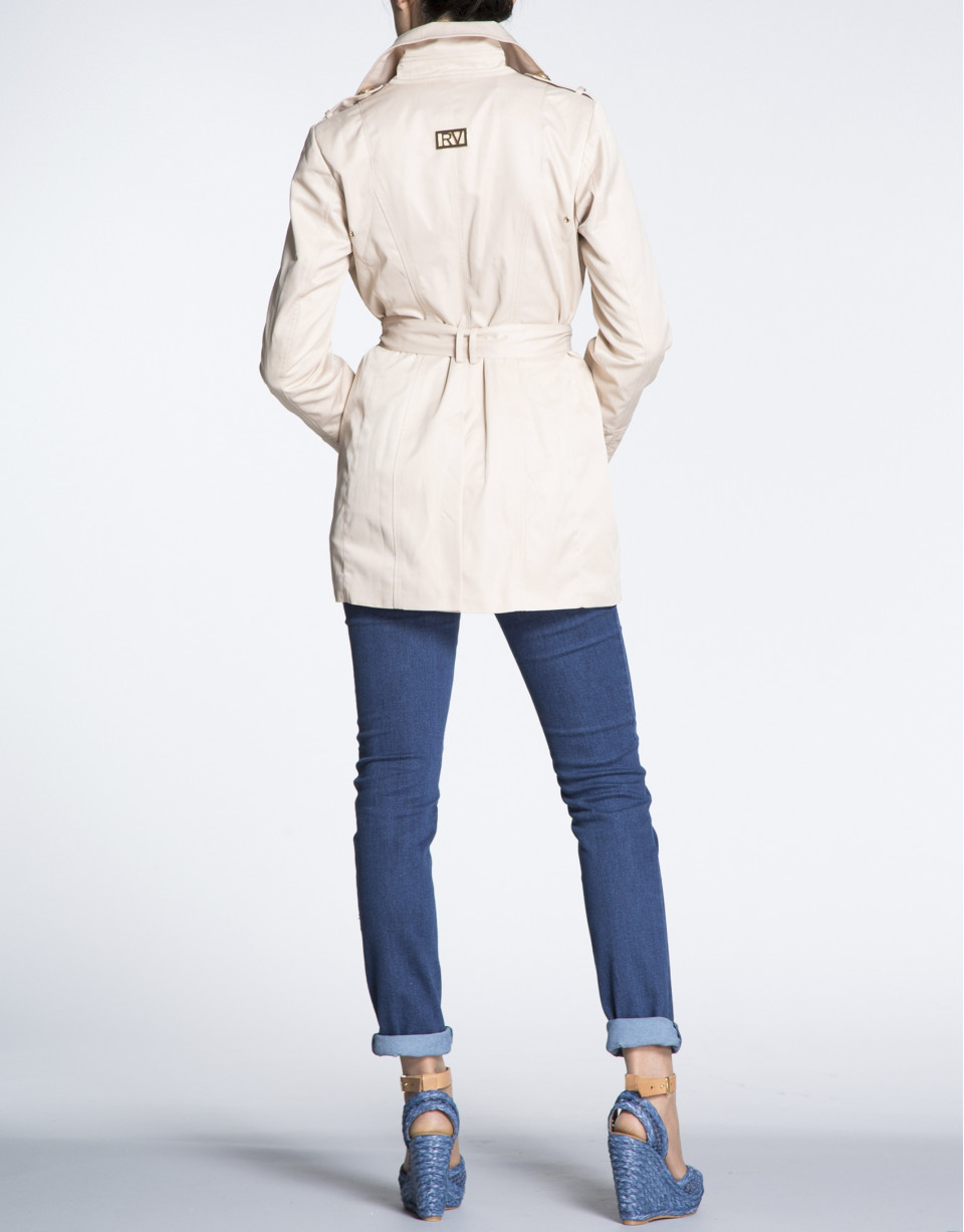 Trench largo beige cuello solapa. 