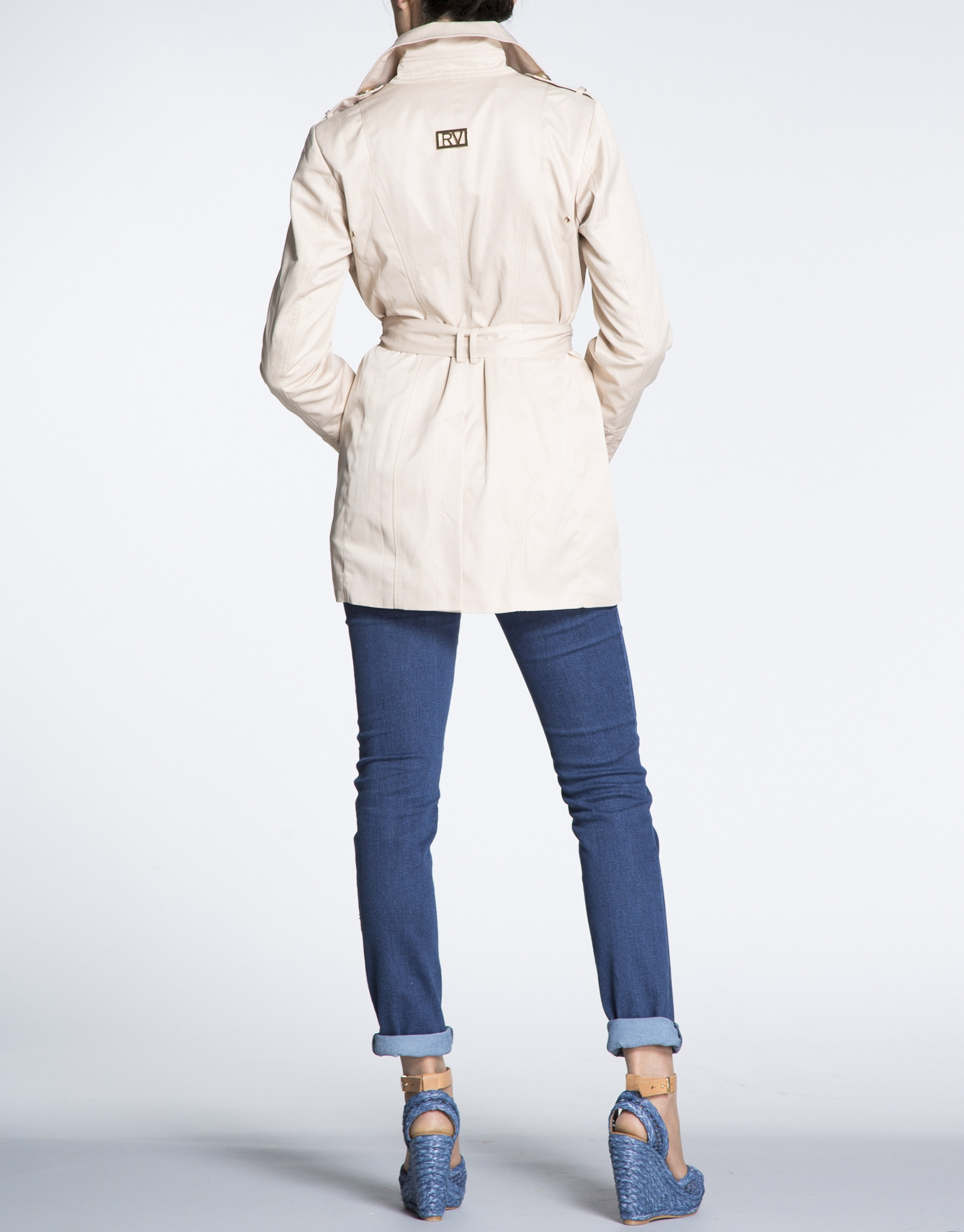 Trench largo beige cuello solapa. 