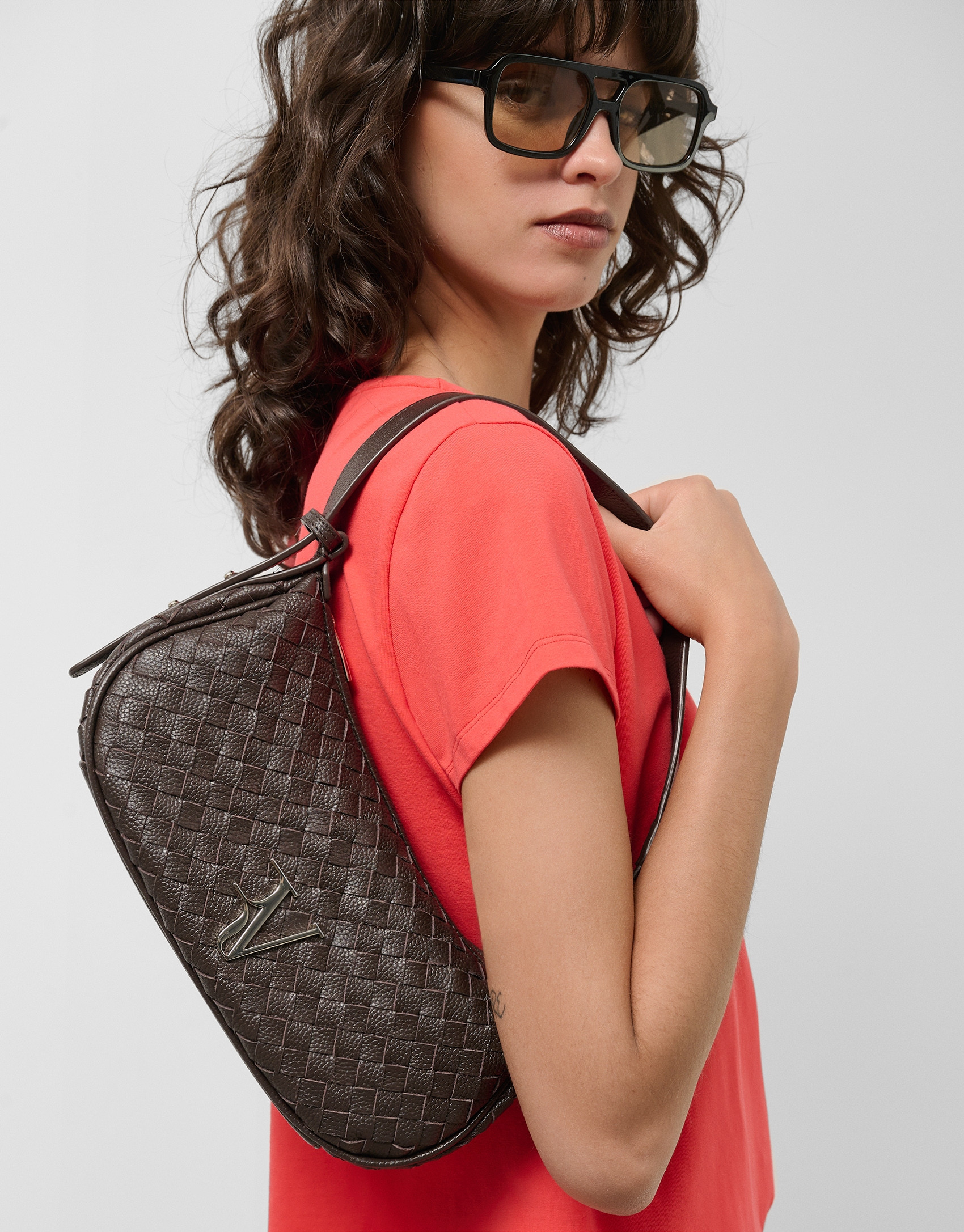 Bolso de hombro Erea Moon piel trenzada marrón | Roberto Verino