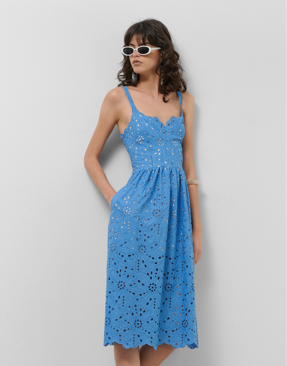 Vestido midi tirantes bordado suizo azul | Roberto Verino