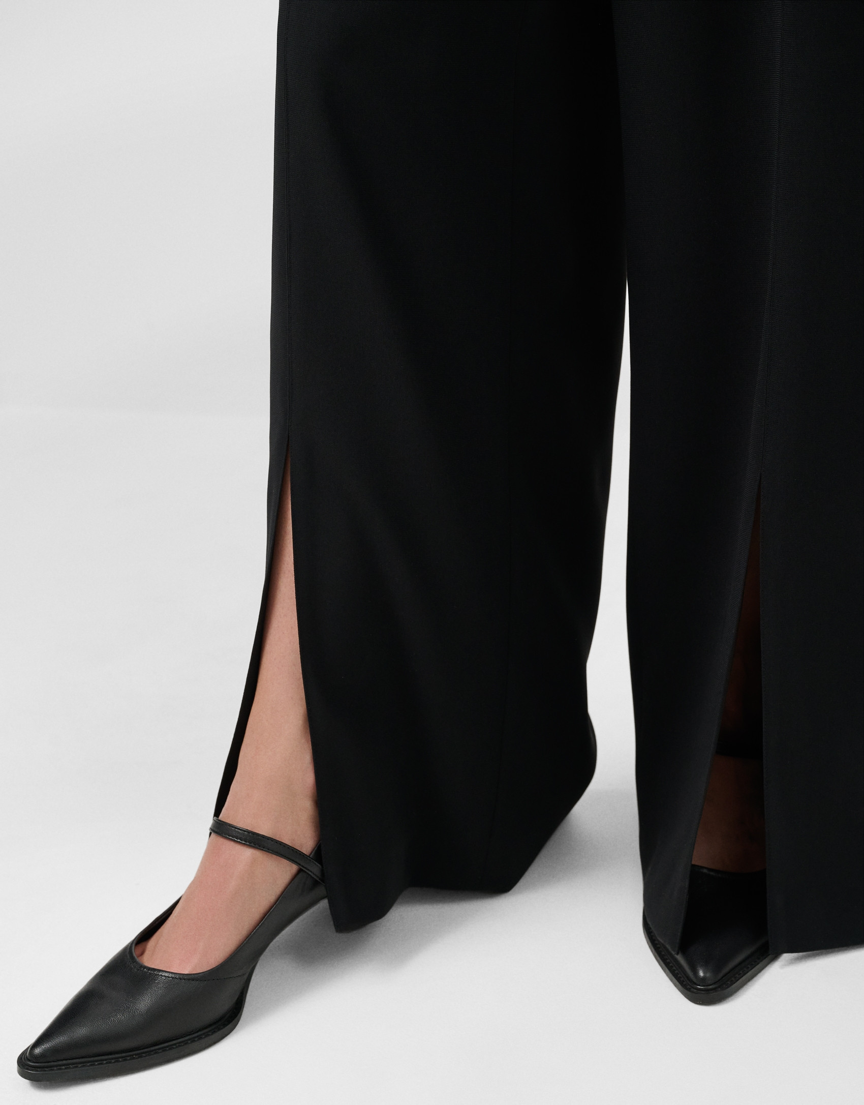 Wide-legged black crepe trousers with slit | Roberto Verino
