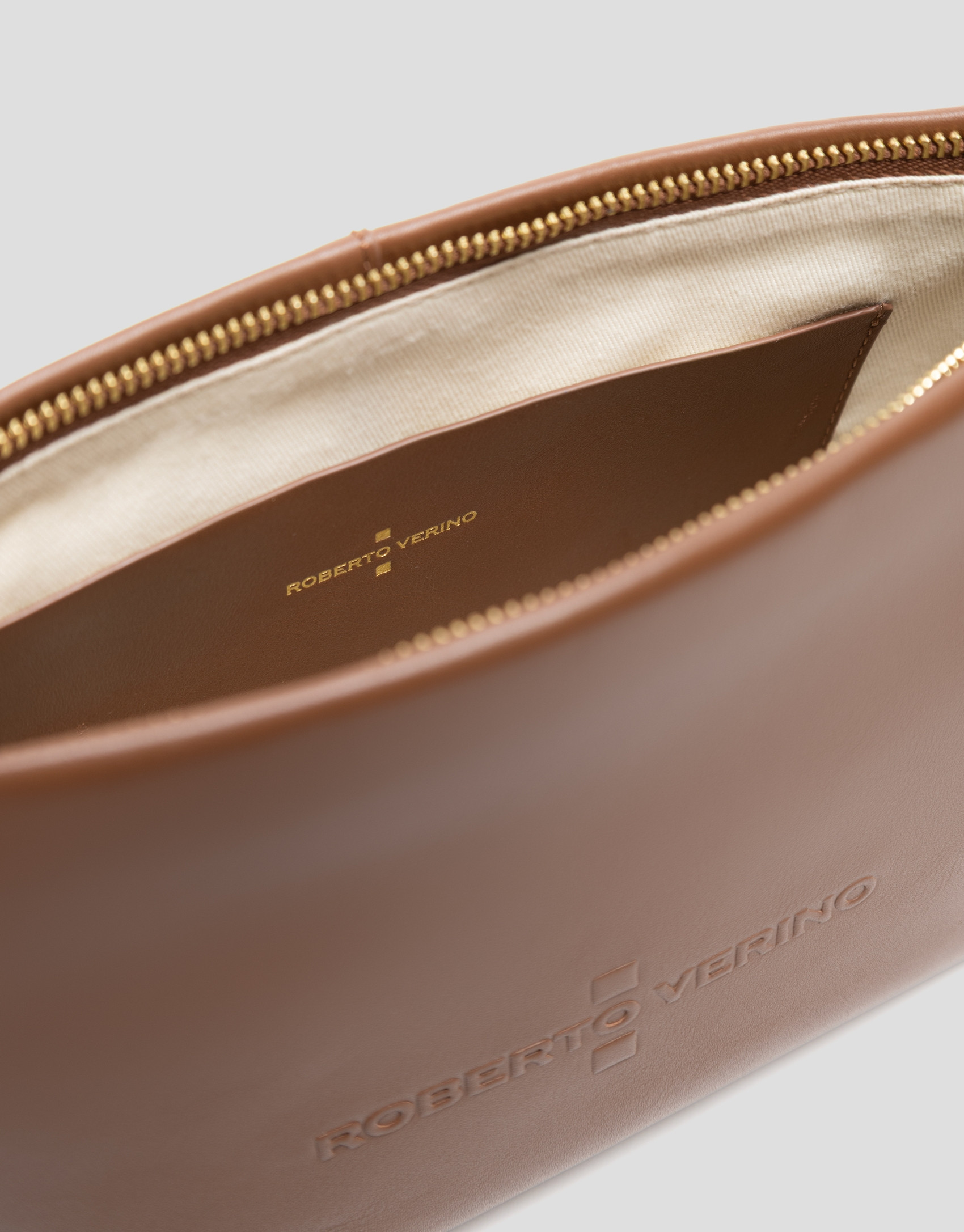 Megan Messenger camel leather shoulder bag | Roberto Verino