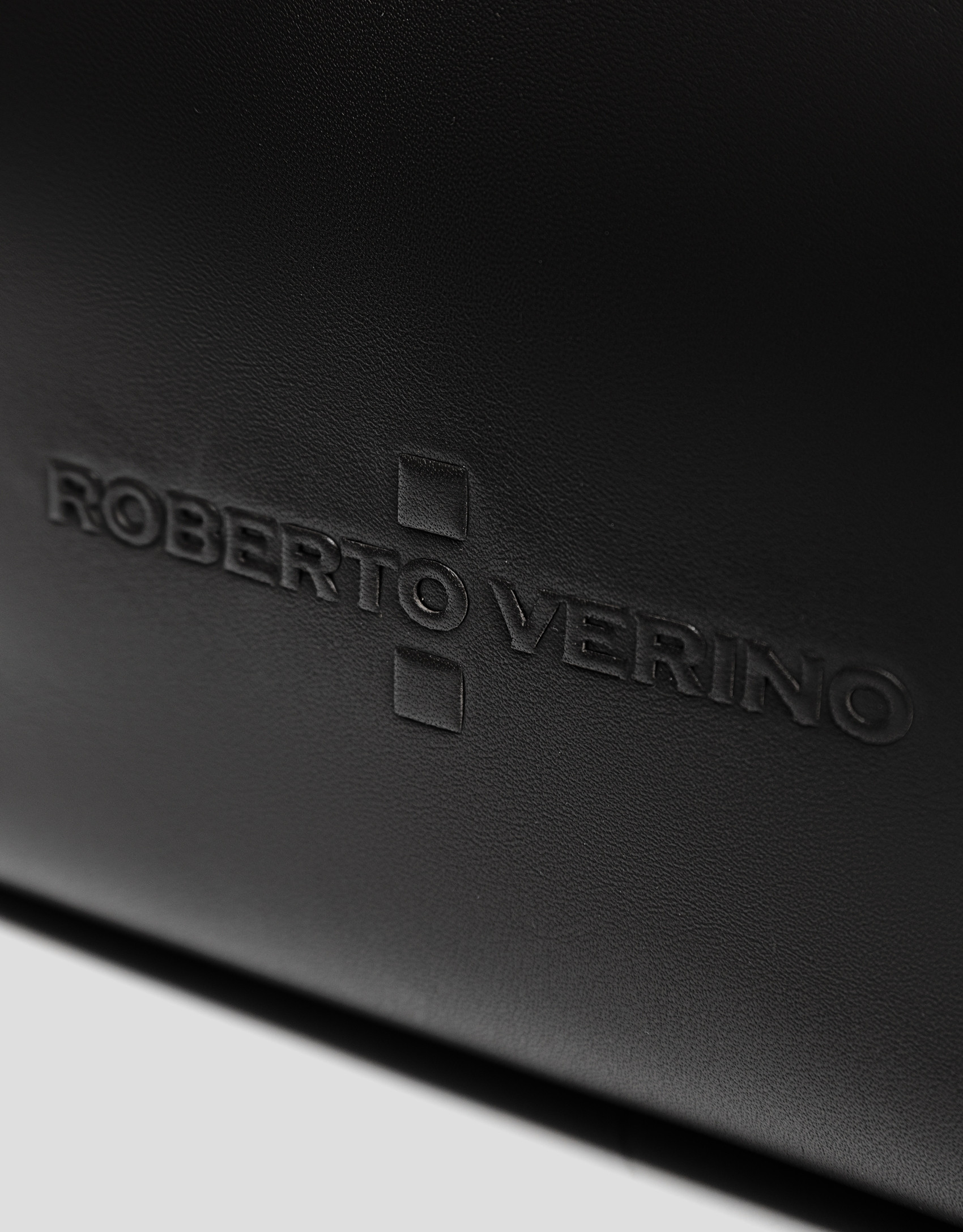 Megan Messenger black leather shoulder bag | Roberto Verino