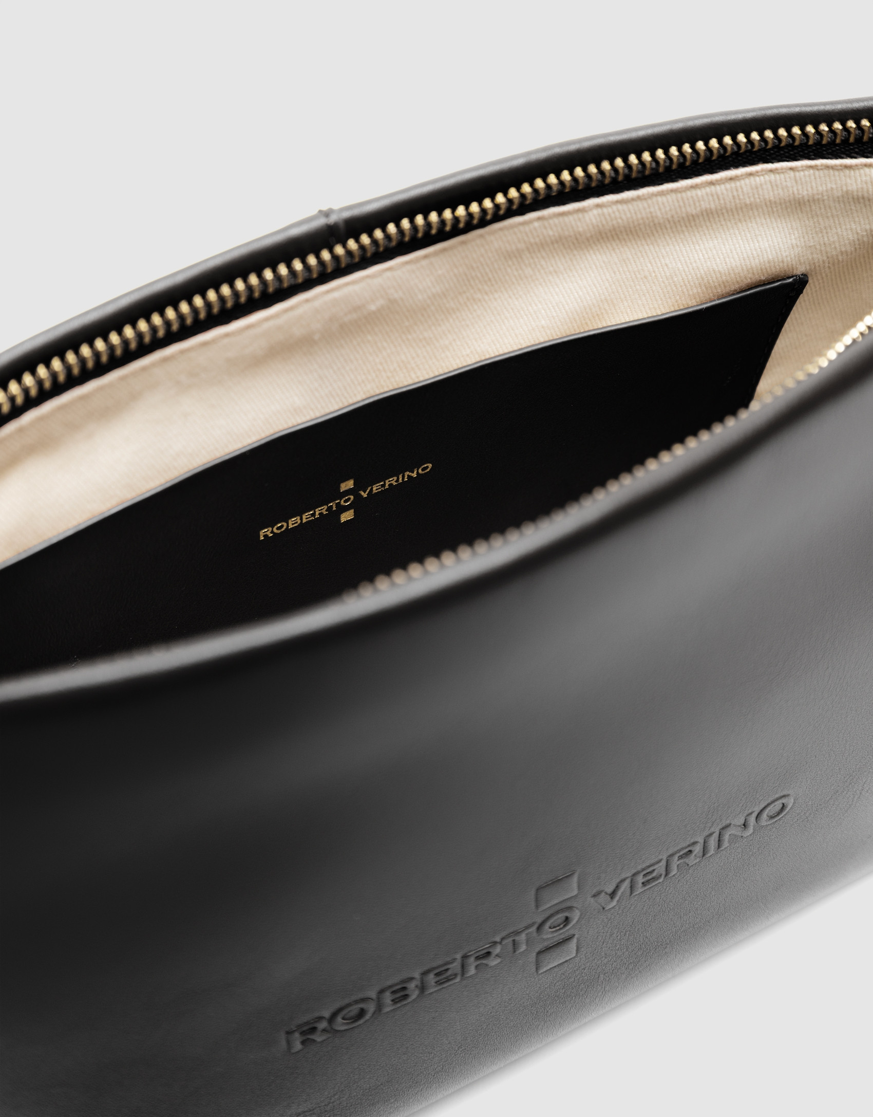 Megan Messenger black leather shoulder bag | Roberto Verino