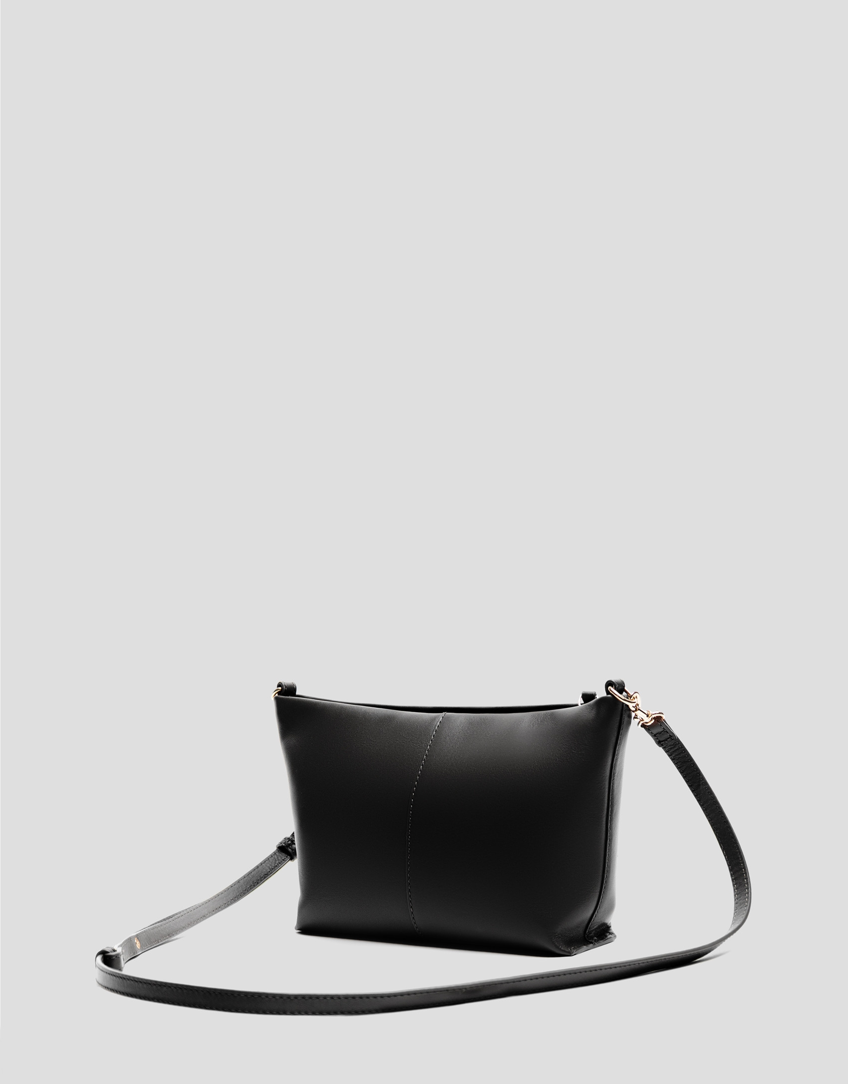 Megan Messenger black leather shoulder bag | Roberto Verino