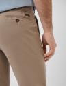 Pantalón chino tintado visón - Regalos - OI2025 | Roberto Verino