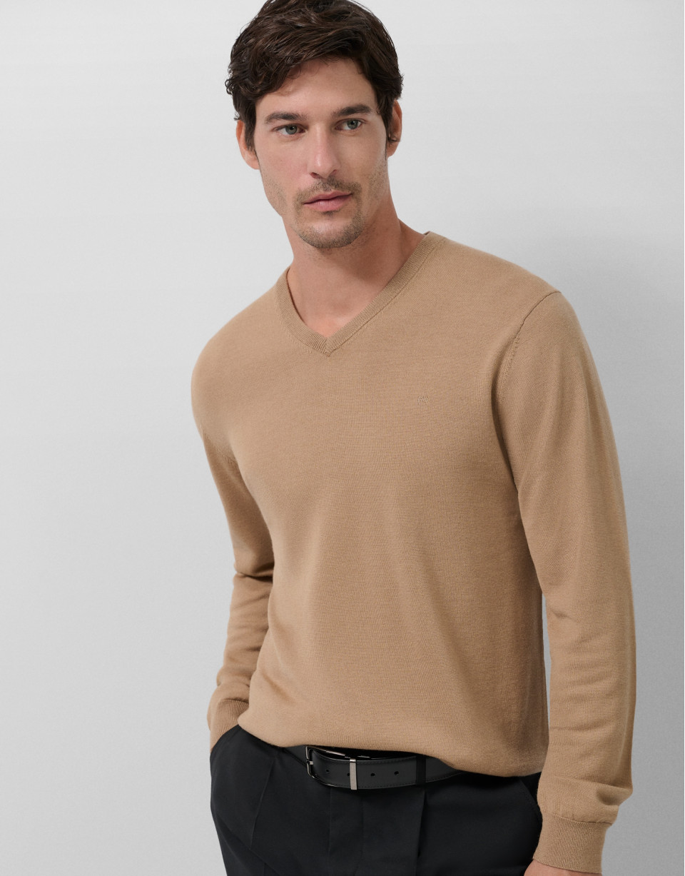 Jersey cuello pico color camel - Hombre | Roberto Verino