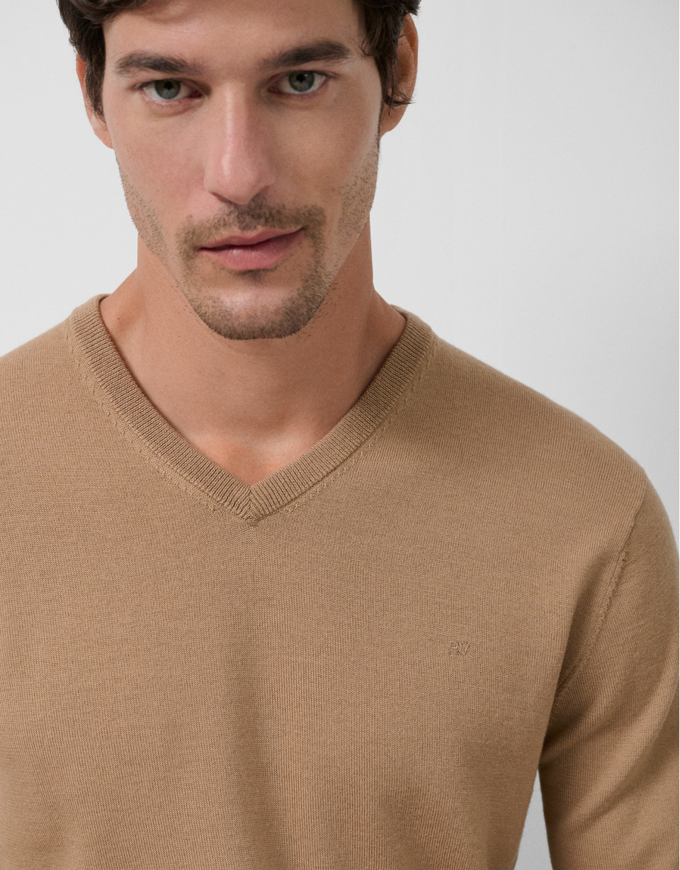 Camel-colored V-neck sweater - Man - AW2025 | Roberto Verino