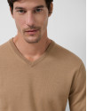 Camel-colored V-neck sweater - Man - AW2025 | Roberto Verino