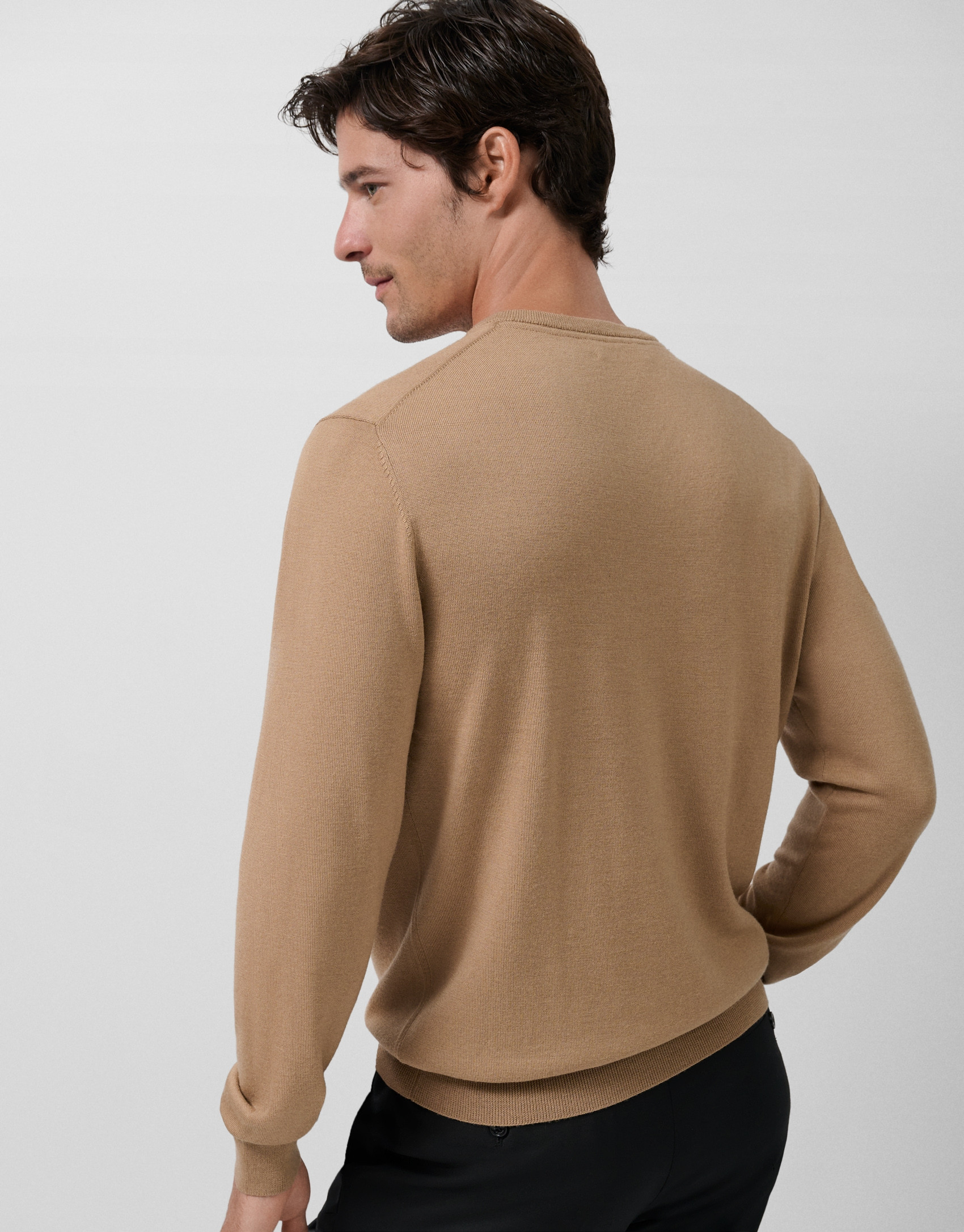 Jersey cuello pico color camel - Hombre | Roberto Verino