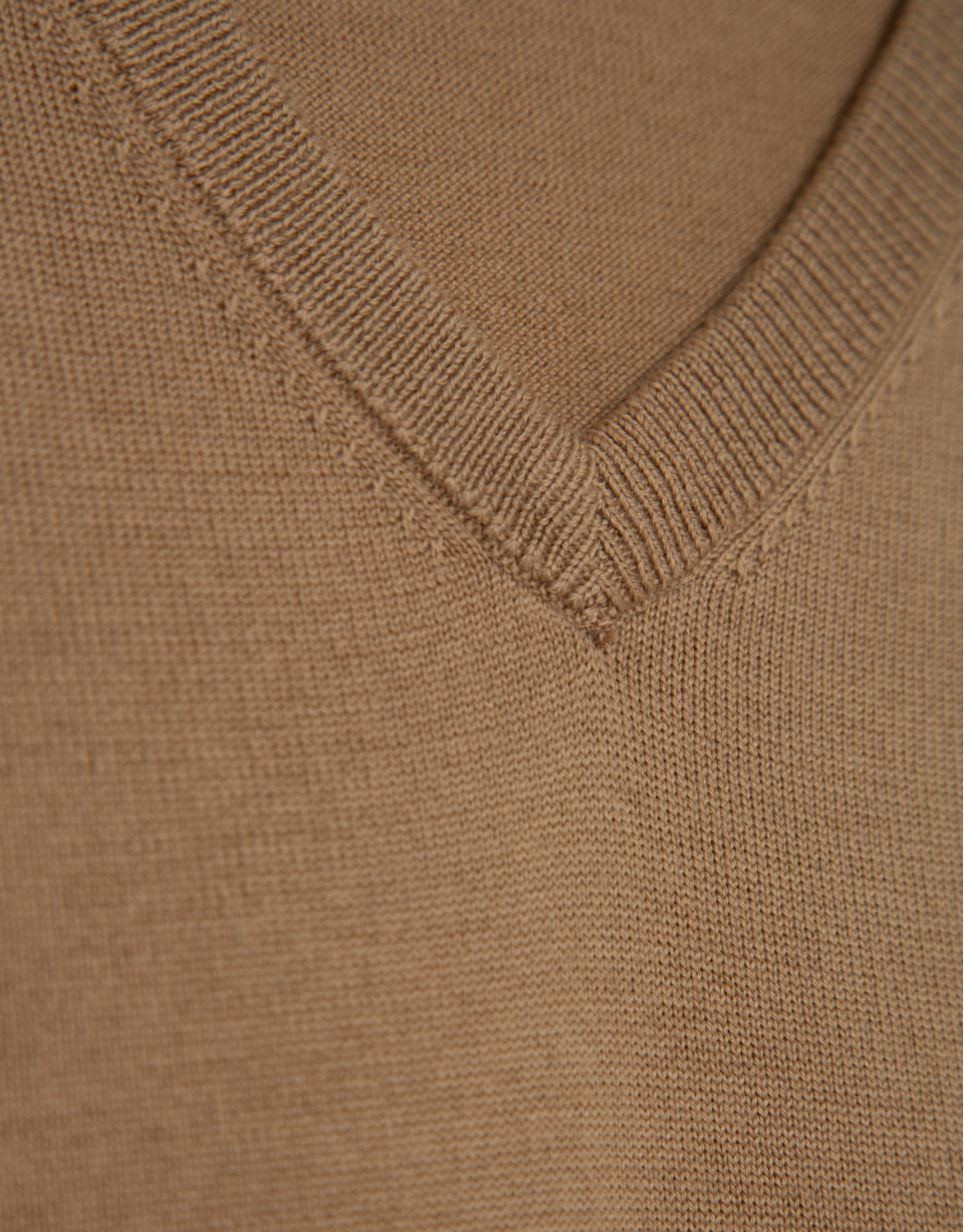 Camel-colored V-neck sweater - Man - AW2025 | Roberto Verino