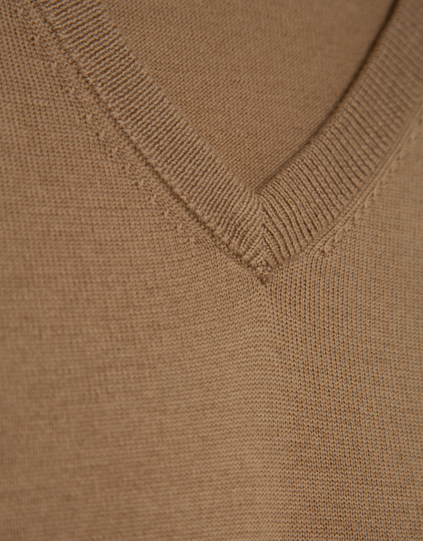 Camel-colored V-neck sweater - Man - AW2025 | Roberto Verino