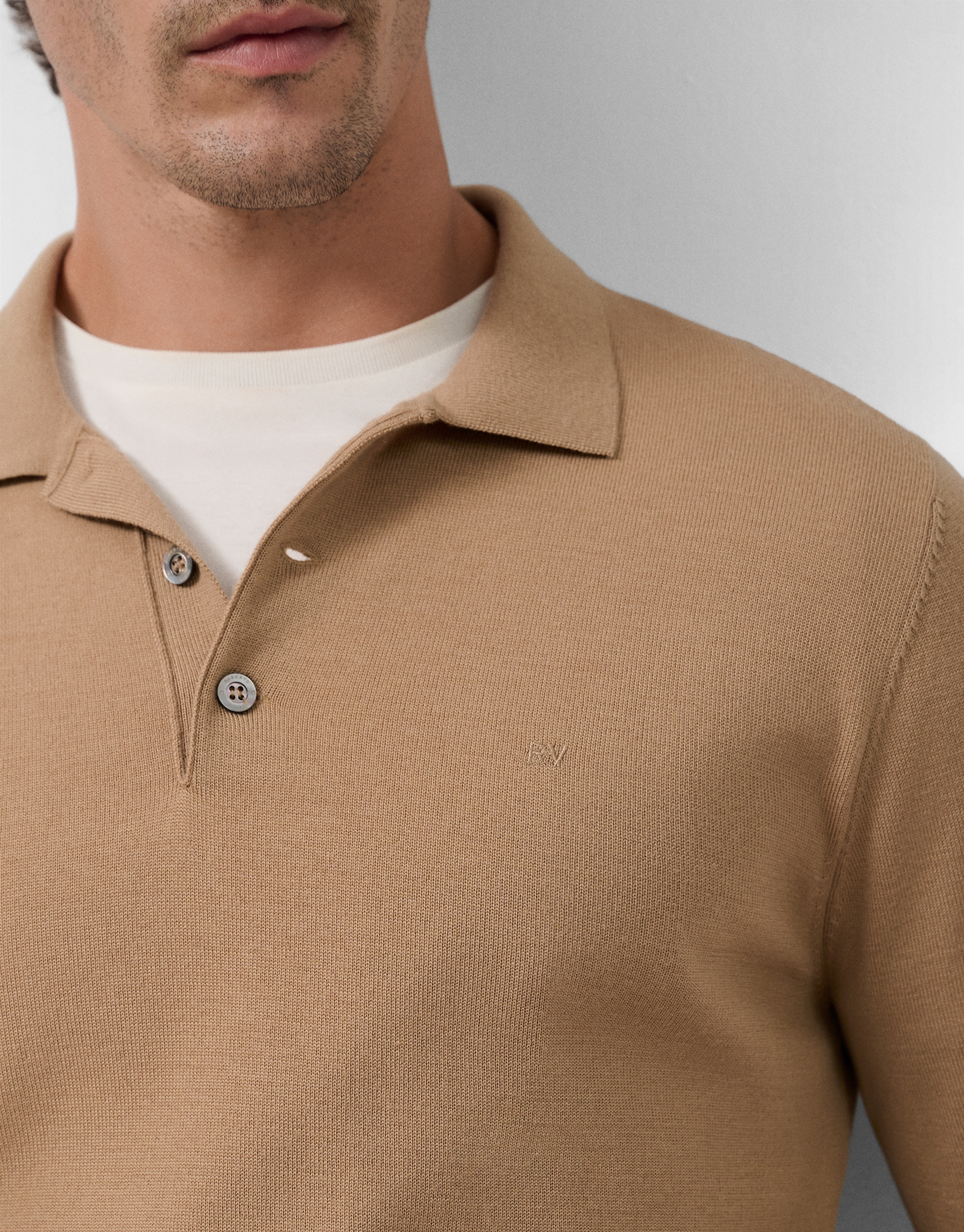 Jersey cuello tipo polo tricotado camel | Roberto Verino