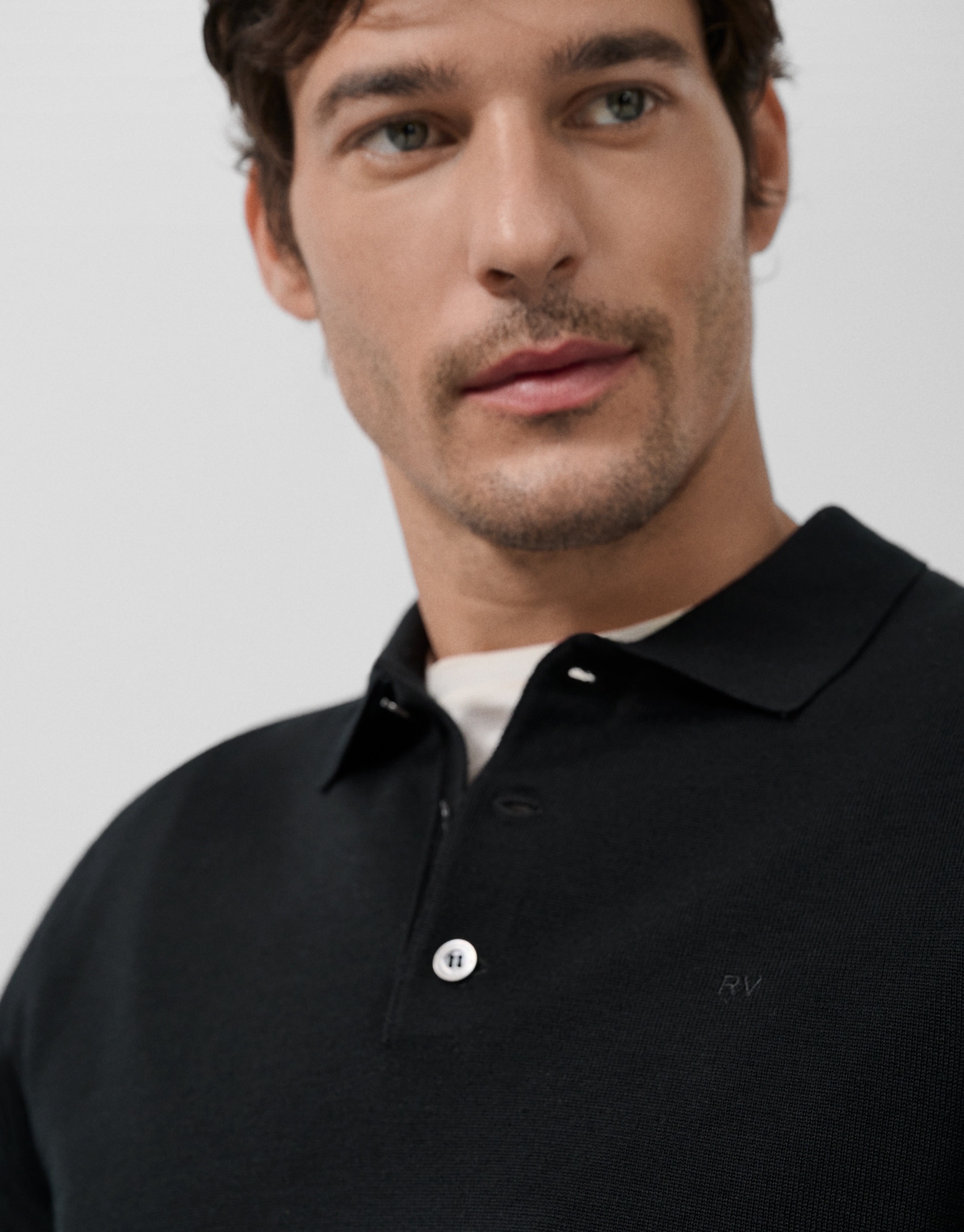 Jersey cuello tipo polo tricotado negro | Roberto Verino