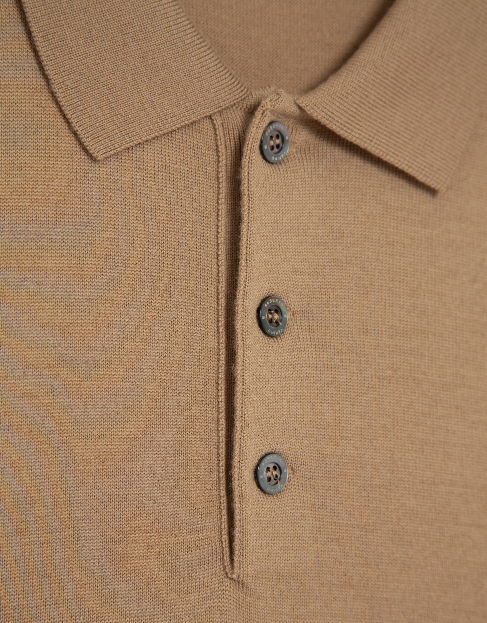 Jersey cuello tipo polo tricotado camel | Roberto Verino