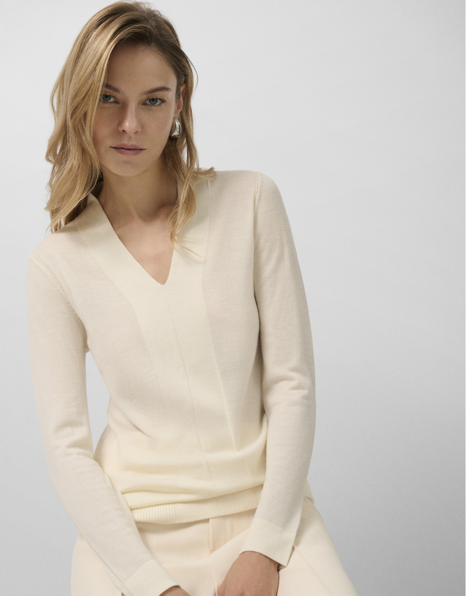Ecru fine gauge wool V-neck sweater - Woman | Roberto Verino