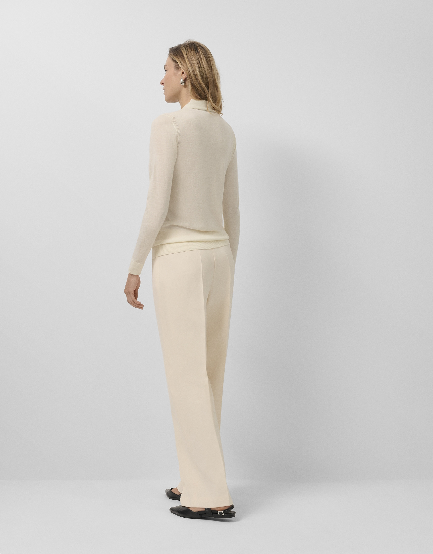 Ecru fine gauge wool V-neck sweater - Woman | Roberto Verino